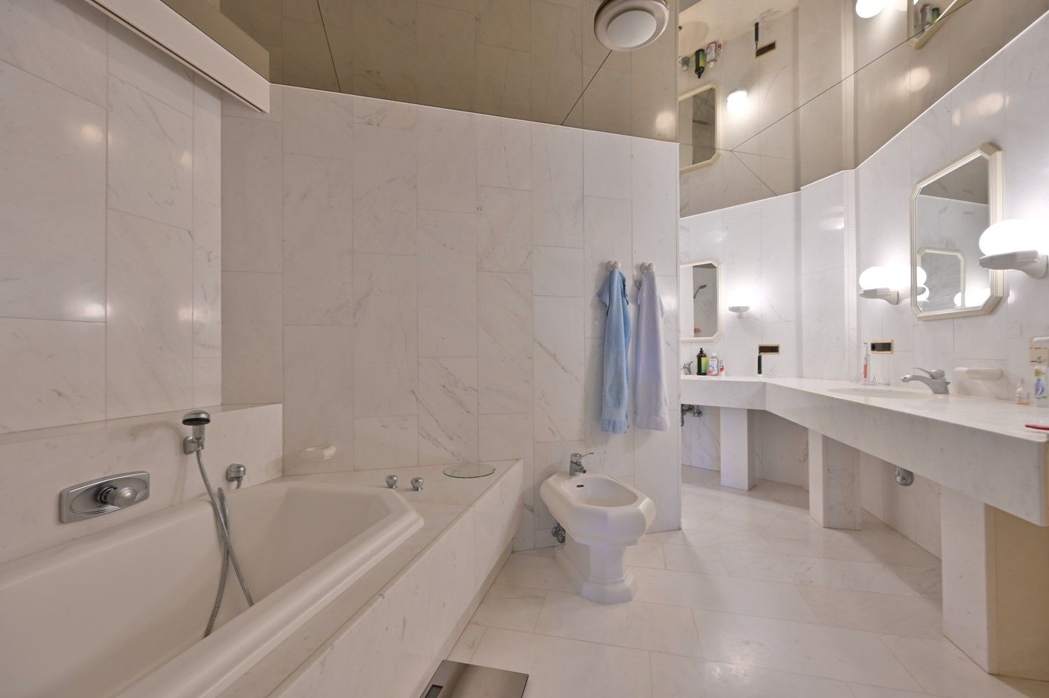 Villa met een uniek, eigentijds ontwerp, fraai gelegen op een perceel van 45a (4.500 m²) in een van de mooiste lanen van Lanaken in villawijk Goudkust te Neerharen foto 16