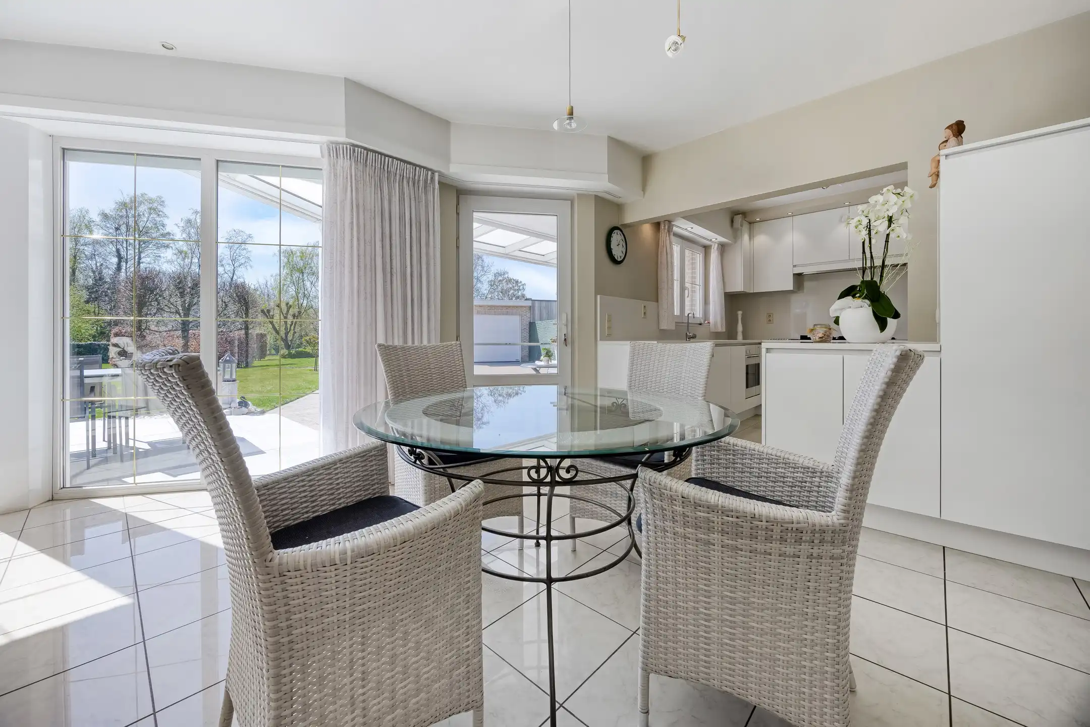 Ruime woning in oase van rust met prachtige tuin foto 9