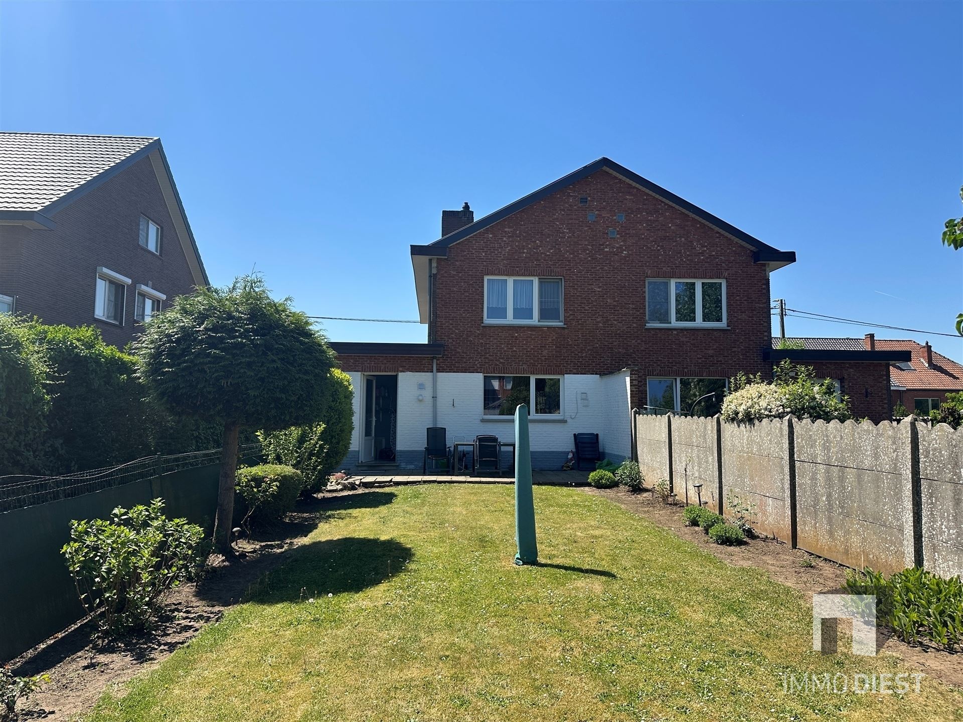 Leuke woning met tuin nabij het centrum - op te frissen foto 3
