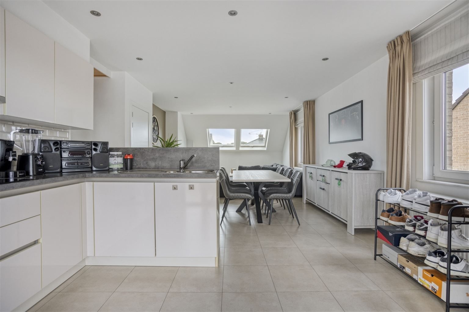 Ruim appartement met gezellig terras en staanplaats, op een toplocatie vlak bij het centrum van Maaseik en op wandelafstand van scholen en voorzieningen. foto 4