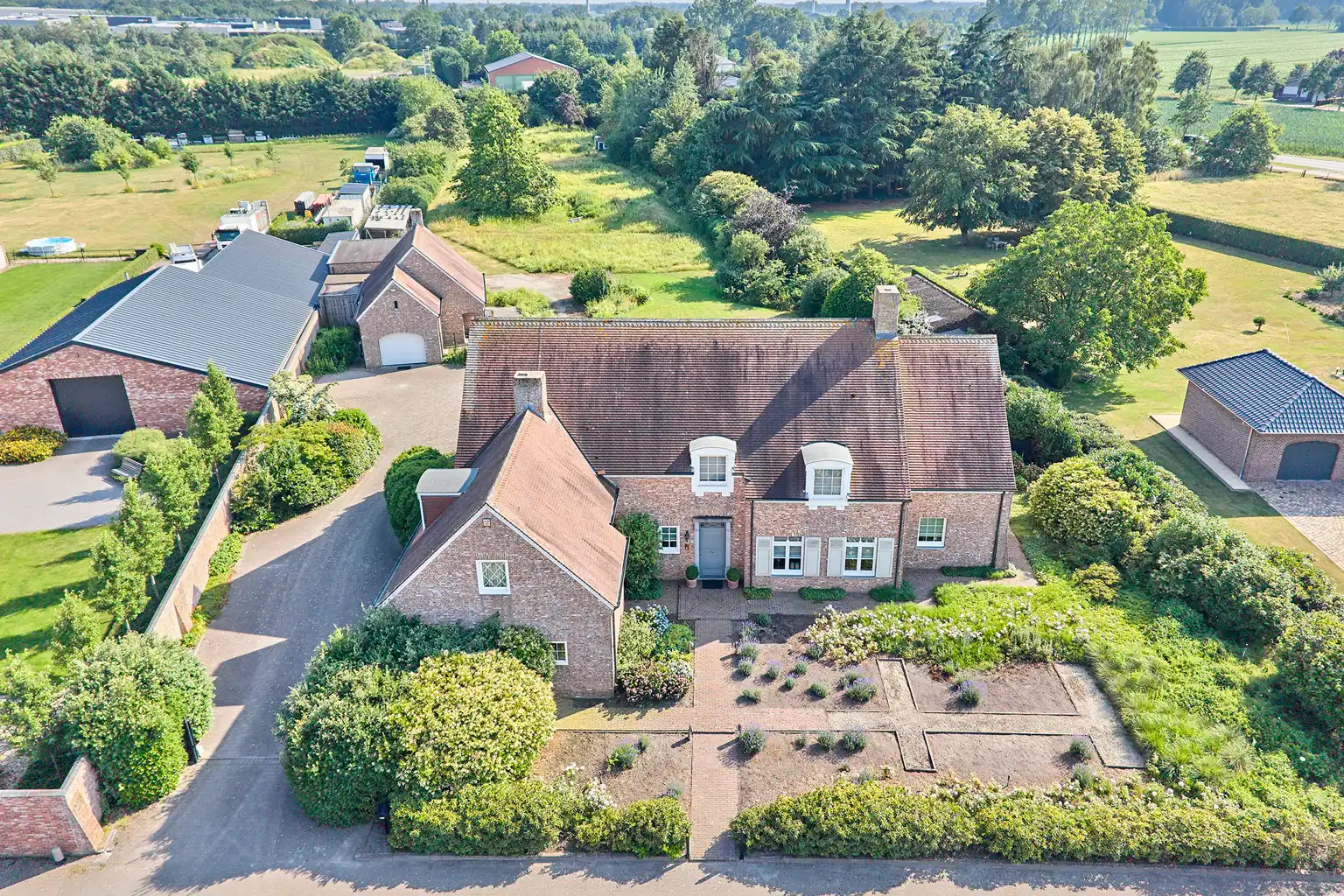 Hoofdfoto van de publicatie: Exclusieve villa met bijgebouwen op 6.660m² grond