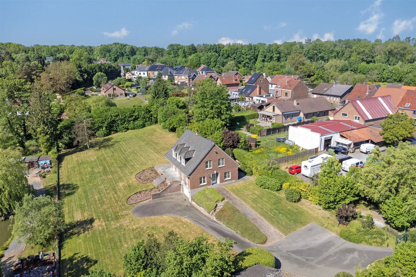 Ruime achterin gelegen villa met 5 slaapkamers op prachtig terrein van 40a foto 3