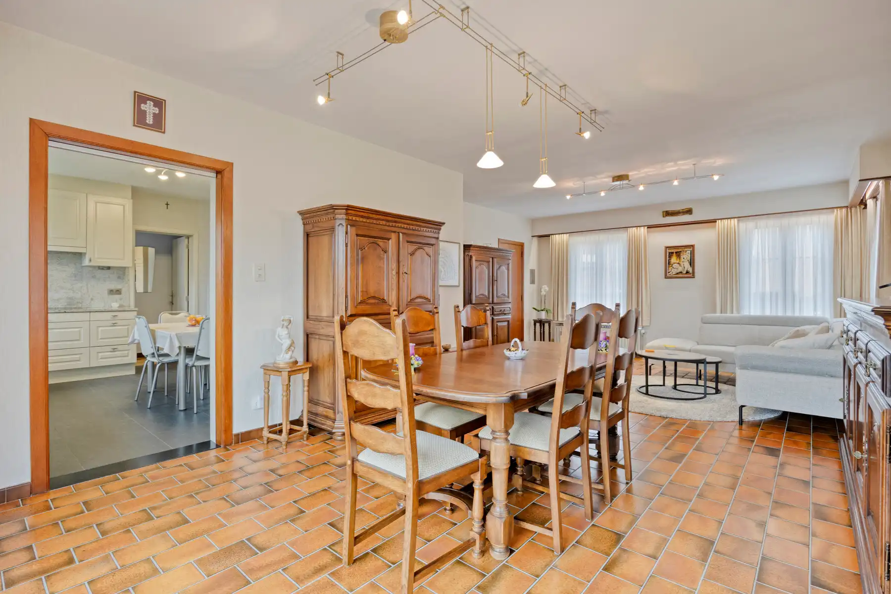 Karaktervolle woning met omheinde tuin en veel staanplaatsen foto 8