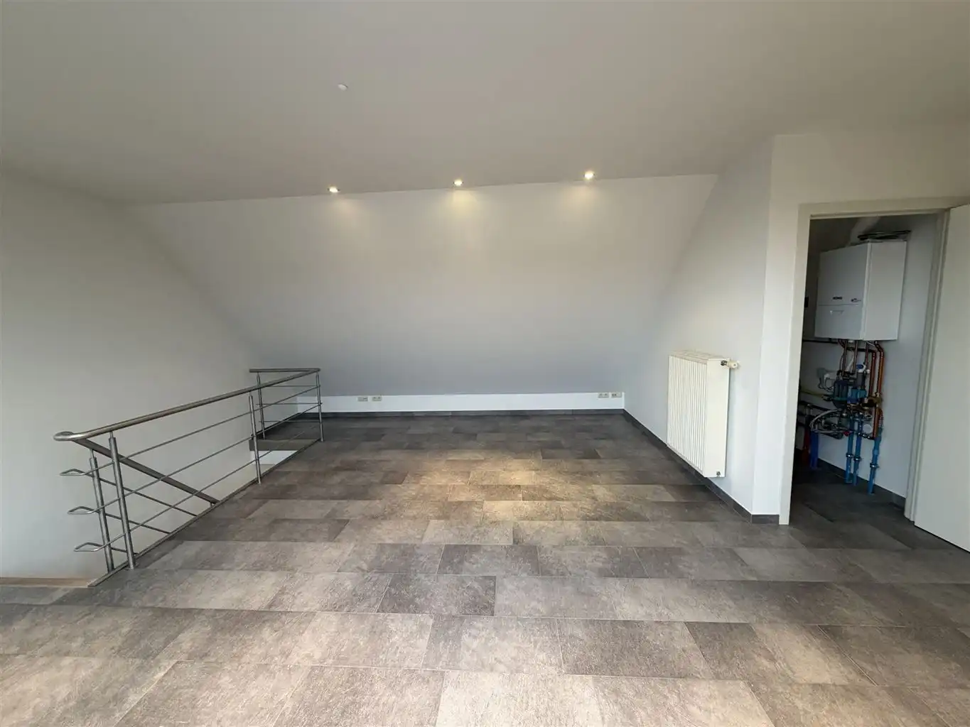 Instapklare stadswoning met 3 slaapkamers, aparte garage en tuintje. foto 15