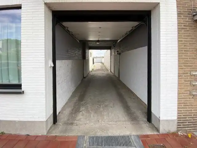 Gelijkvloerse garagebox gelegen aan de Meerlaan foto 2