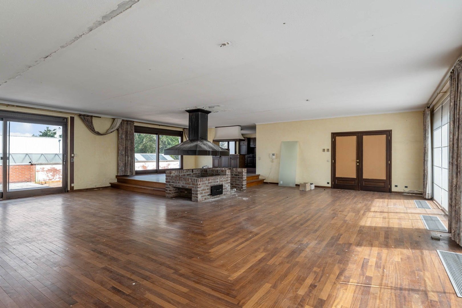 Bedrijfsgebouw (showroom/magazijn) met appartement gelegen op een perceel van 33a 50ca! foto 18