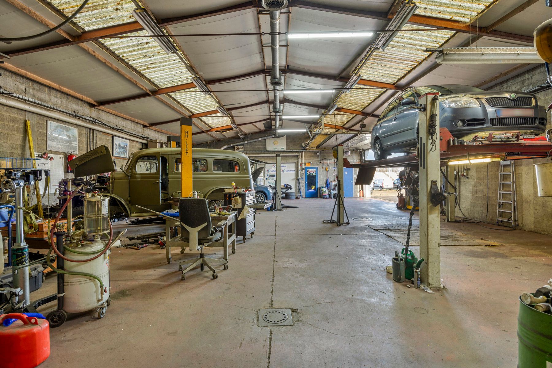 Handelspand met woonst, showroom, loods en parking foto 11