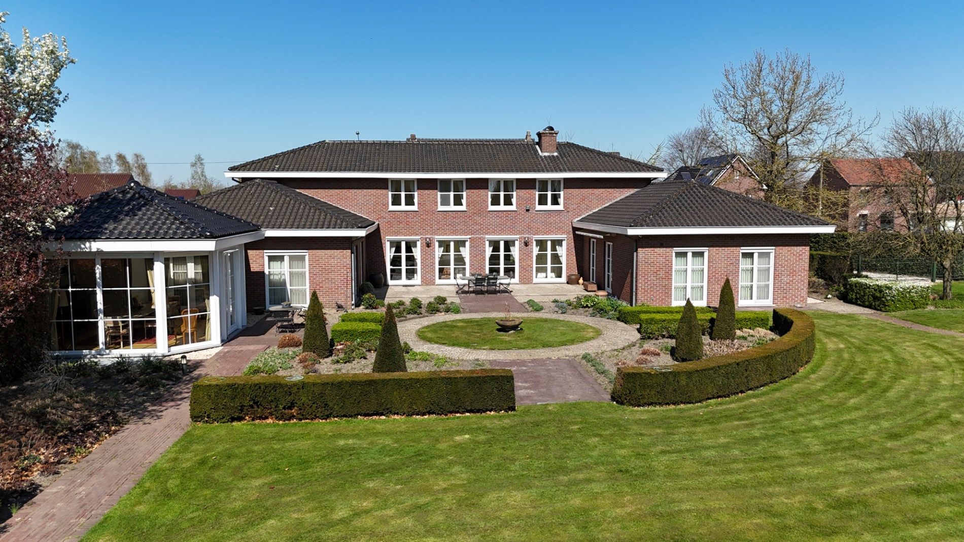 Tijdloze, stijlvolle villa met parktuin op toplocatie. foto 2
