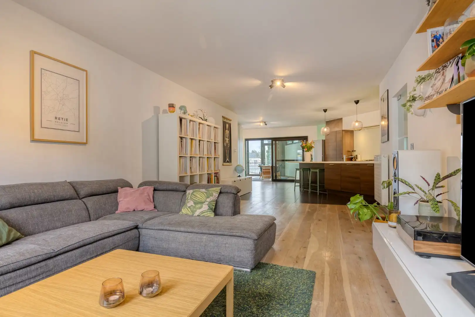 Instapklare bel-etagewoning met dubbele garage en tuin in het centrum van Retie foto {{pictureIndex}}