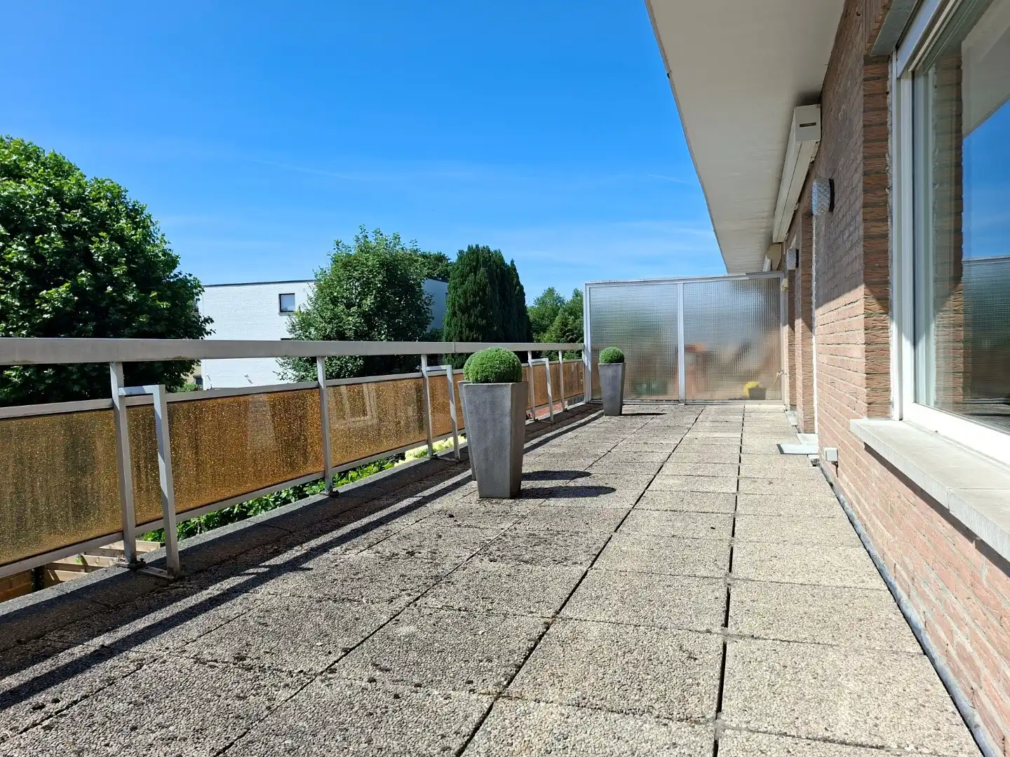 Ruim appartement met groot zonneterras foto 2