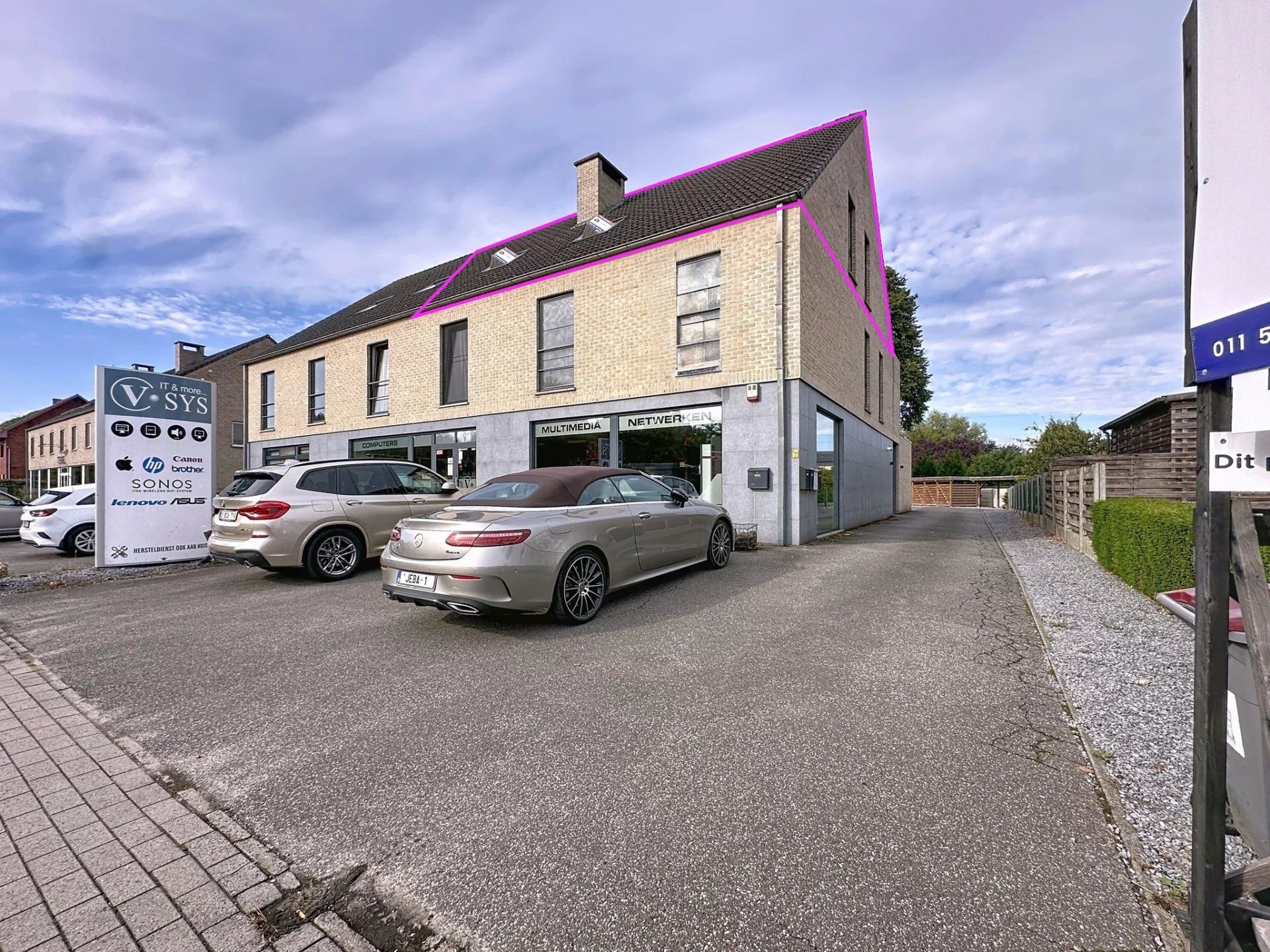 Ruim dakappartement met 2 slaapkamers, groot terras, berging en staanplaats. foto 2