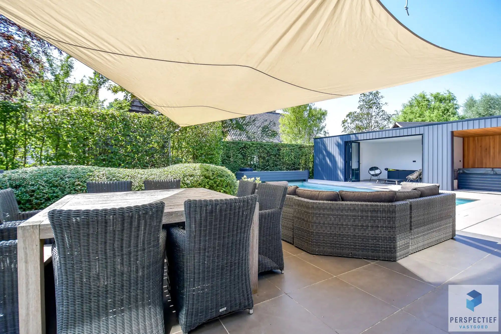 Ruime (254m²) instapklare gezinswoning met 4 slaapkamers, zwembad en poolhouse foto 6