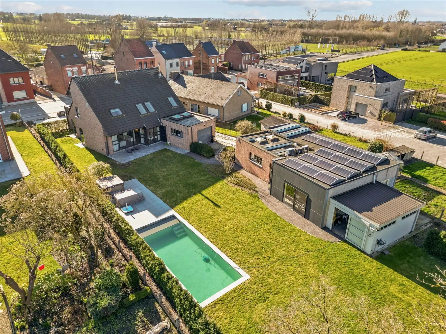 Instapklare gezinswoning met zwembad en multifunctioneel bijgebouw foto {{pictureIndex}}