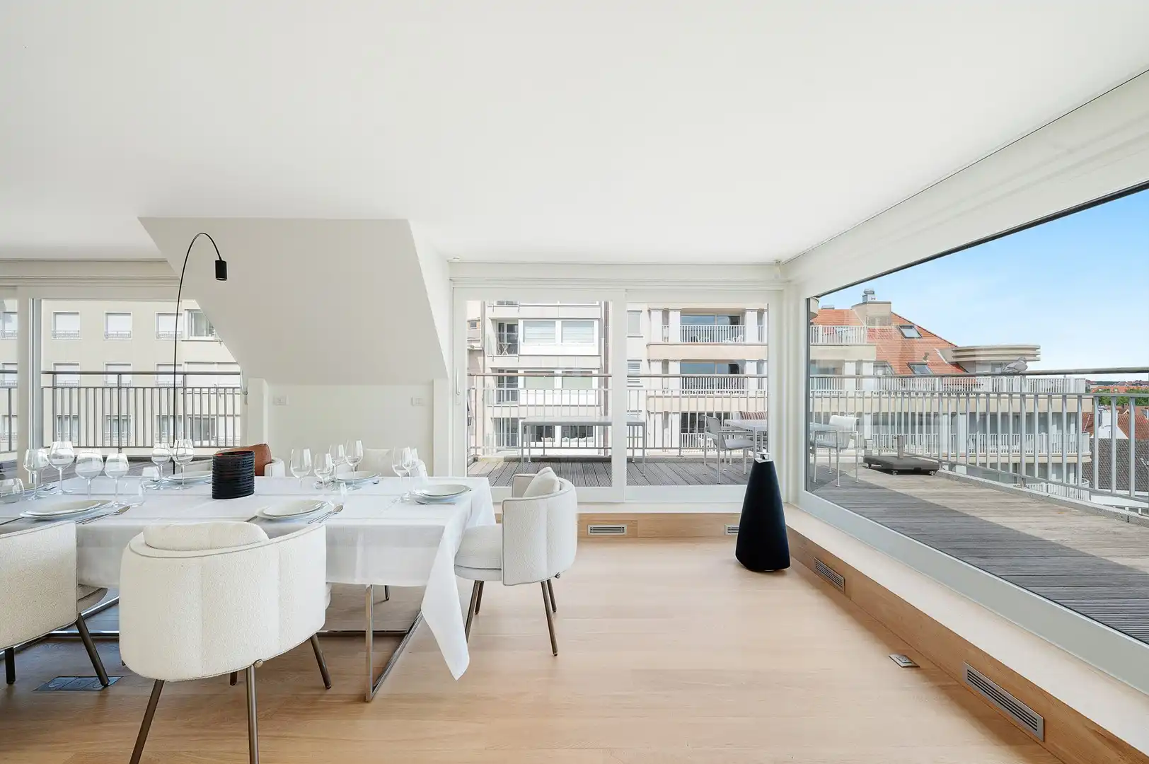 Sublieme zonnige penthouse met ruime terrassen en zijdelings zeezicht. foto 5