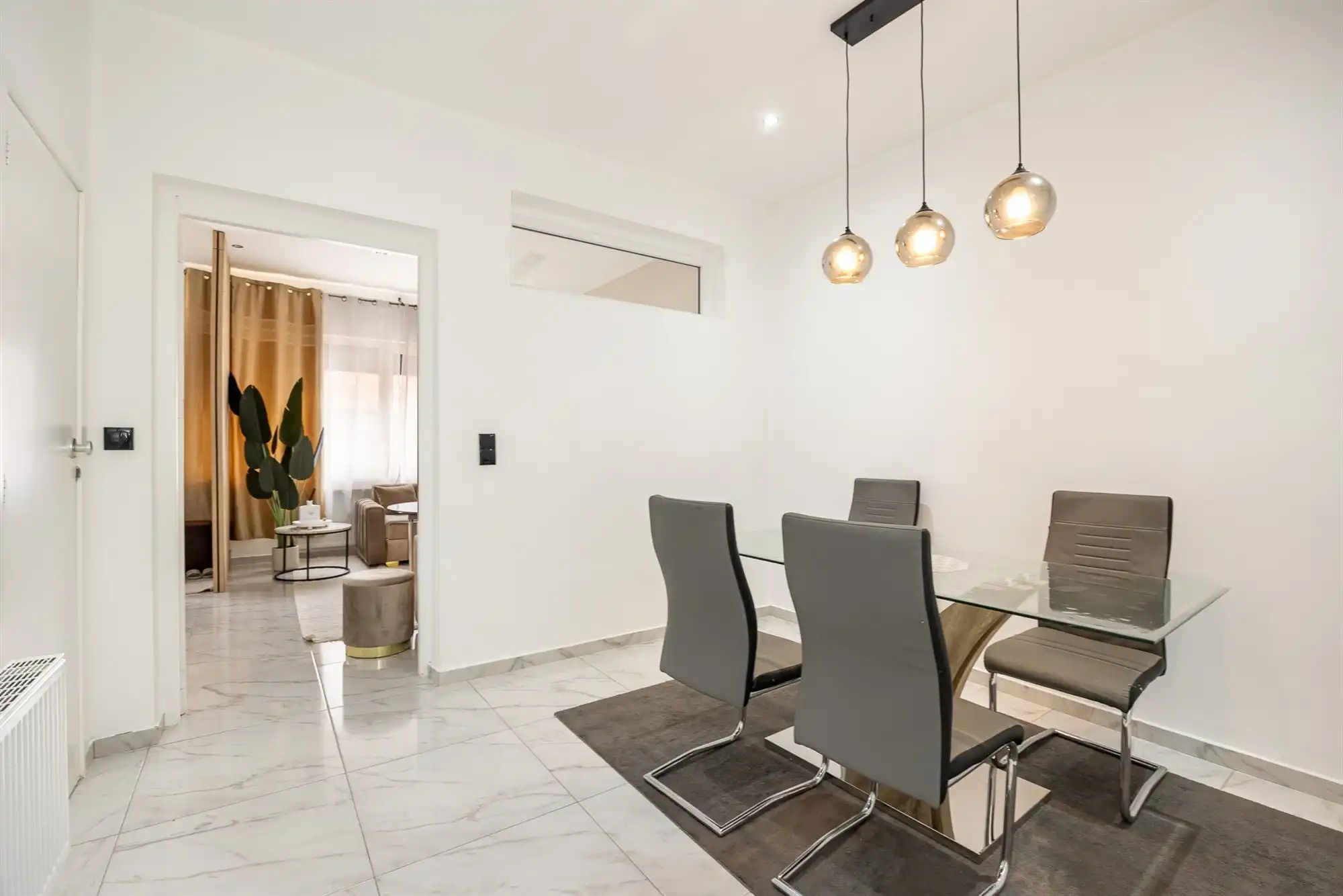 Gerenoveerde woning met drie slaapkamers en terras foto 2