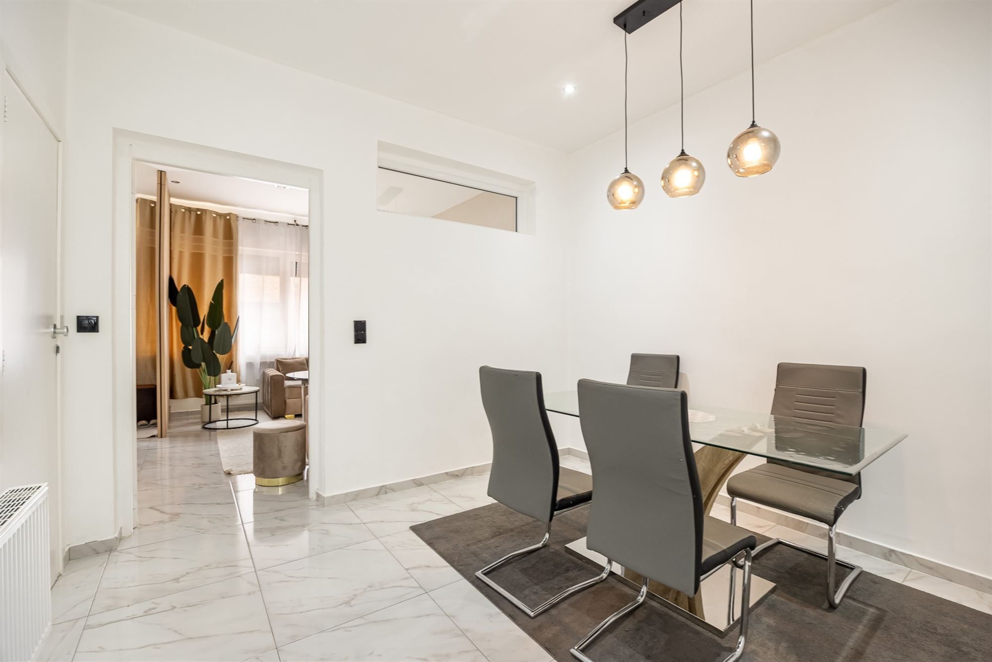 Gerenoveerde woning met drie slaapkamers en terras foto 2
