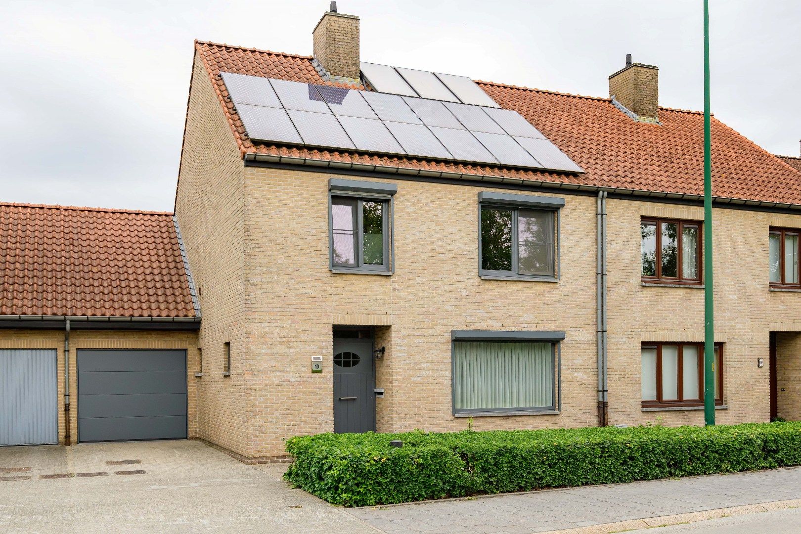 PERFECT ONDERHOUDEN &  ENERGIEZUINIGE WONING MET TUIN & GARAGE  foto {{pictureIndex}}