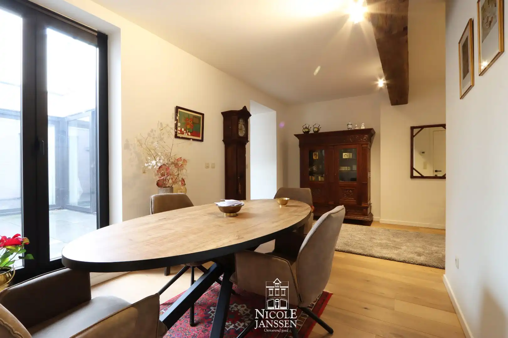 Trendy appartement met gezellig binnenterras en lift in het hartje van Maaseik foto 6