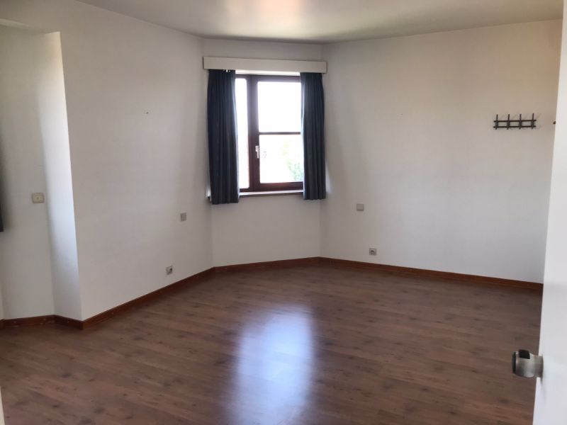 Rustig en zongeoriënteerd 3 slk appartement (153 m²), terras met een groen en weids uitzicht over het Kanaal Gent-Oostende, kelder met private autostaanplaats - op wandelafstand van AZ Sint Jan Campus en op 3 km  van het centrum van Brugge. foto 23