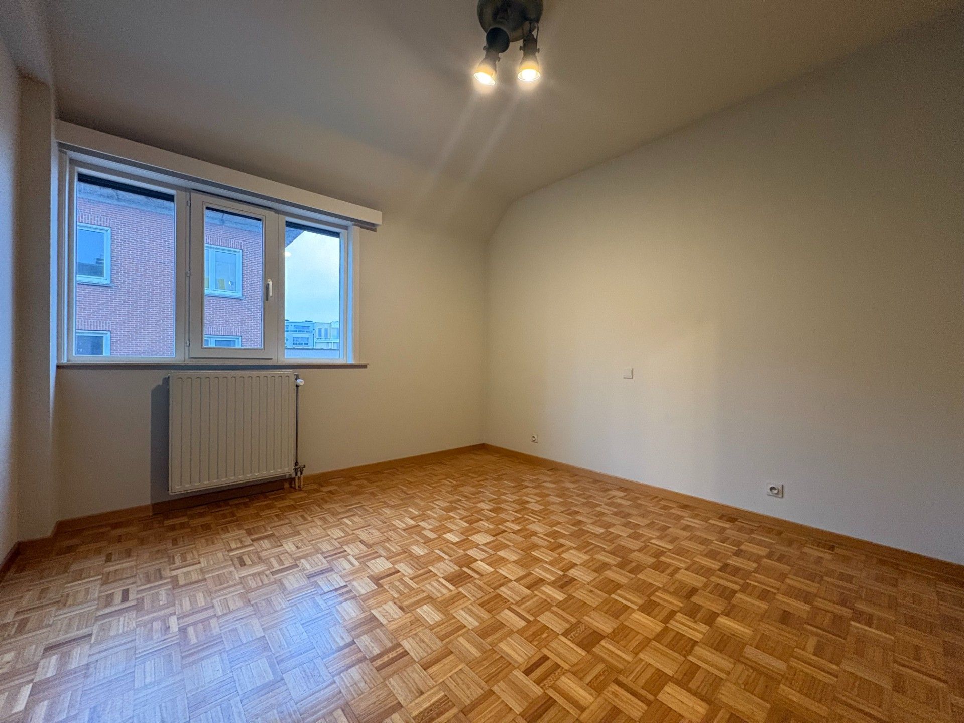 Ruim en lichtrijk 2-slaapkamerappartement in centrum Kortrijk foto 8