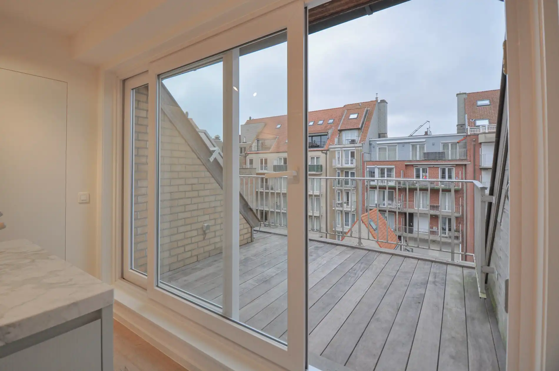Volledig gerenoveerd appartement met twee ruime terrassen. foto 14