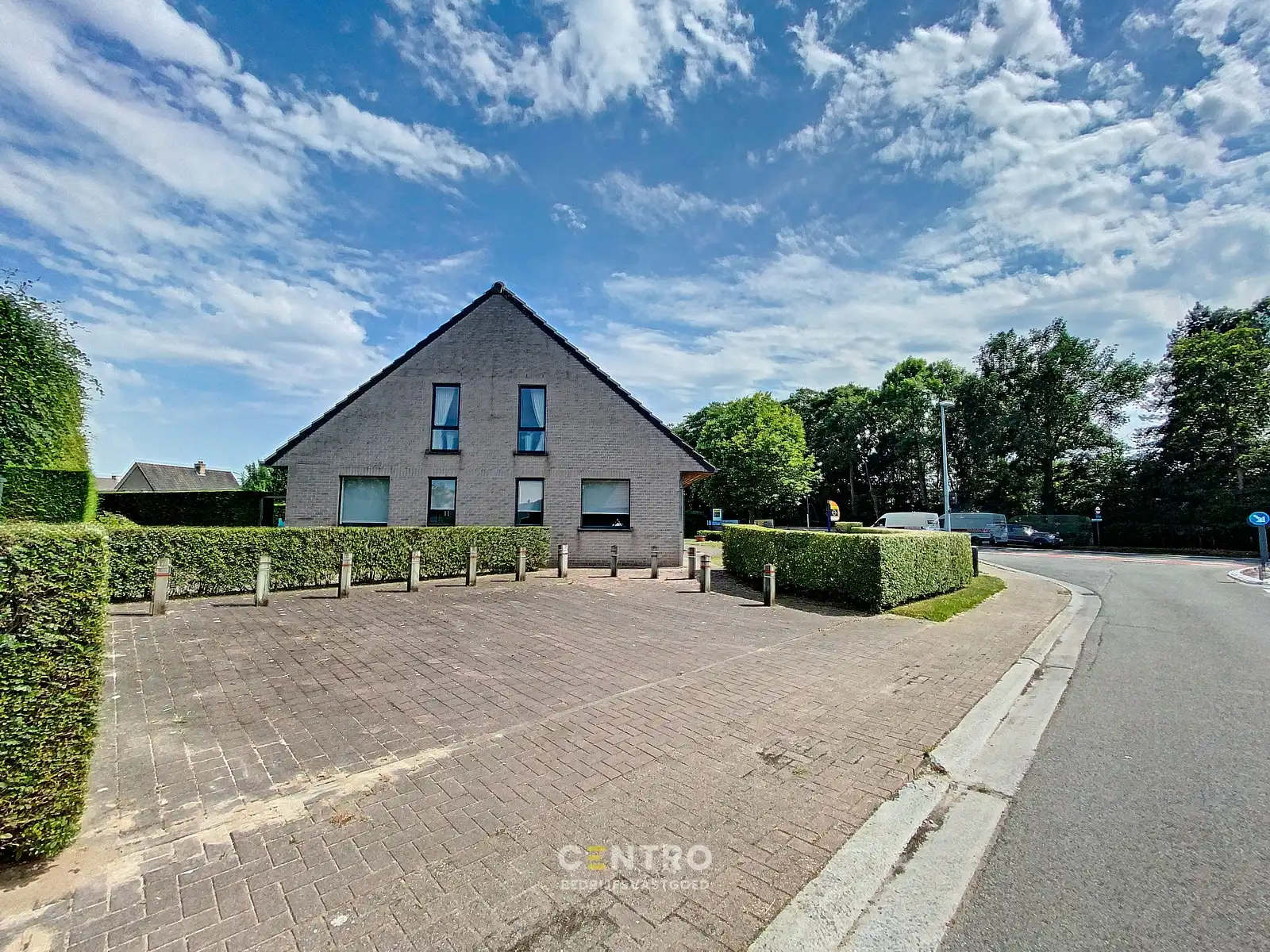 Ruim (430m²), multifunctioneel pand (bewoning, kantoor, praktijk, horeca, ...)  op ZICHTLOCATIE langs invalsweg Roeselare (vlakbij de ring R32). foto 4