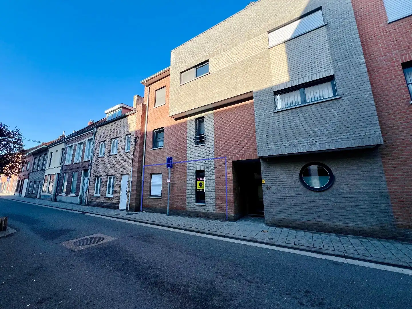 Gelijkvloersapp. met 2 slpks, terras, tuin en  autostaanplaats  foto {{pictureIndex}}