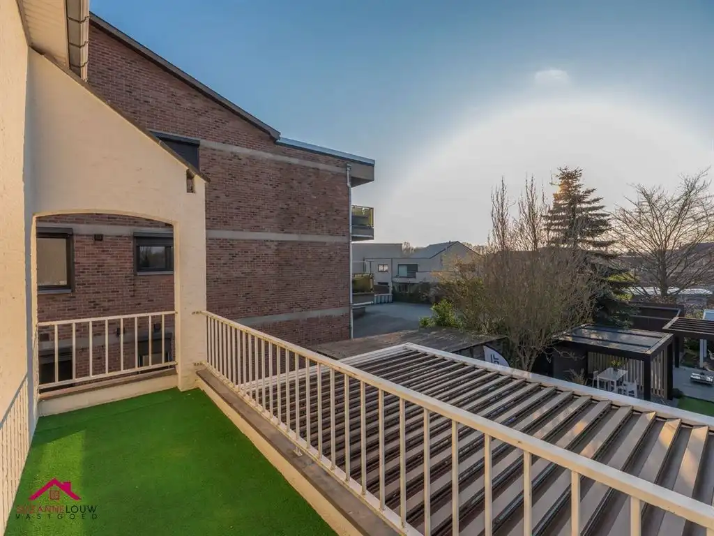 Zeer ruim appartement met 3 slaapkamers foto 5