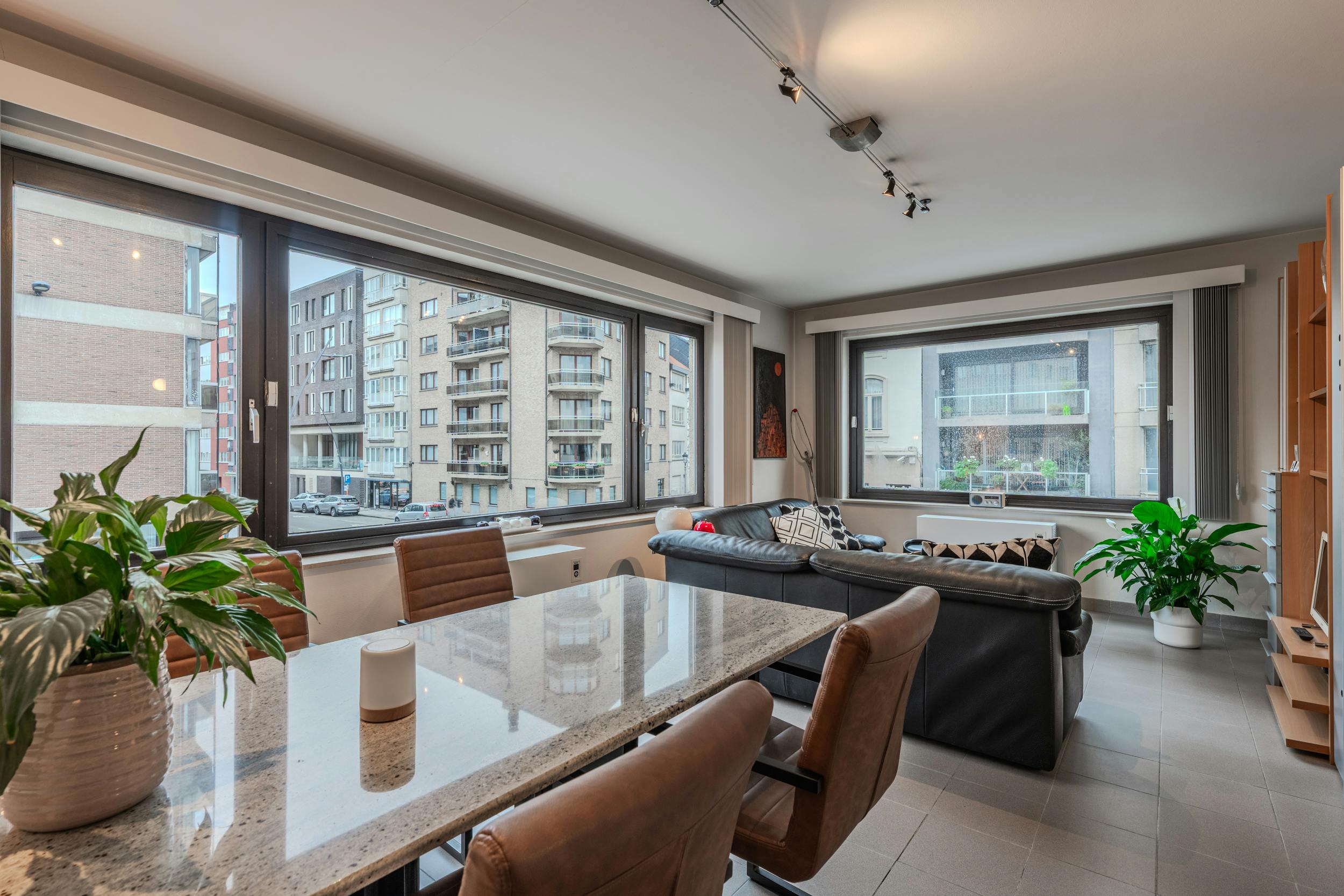 Lichtrijk 2-slaapkamer hoekappartement te koop te Oostende foto 2