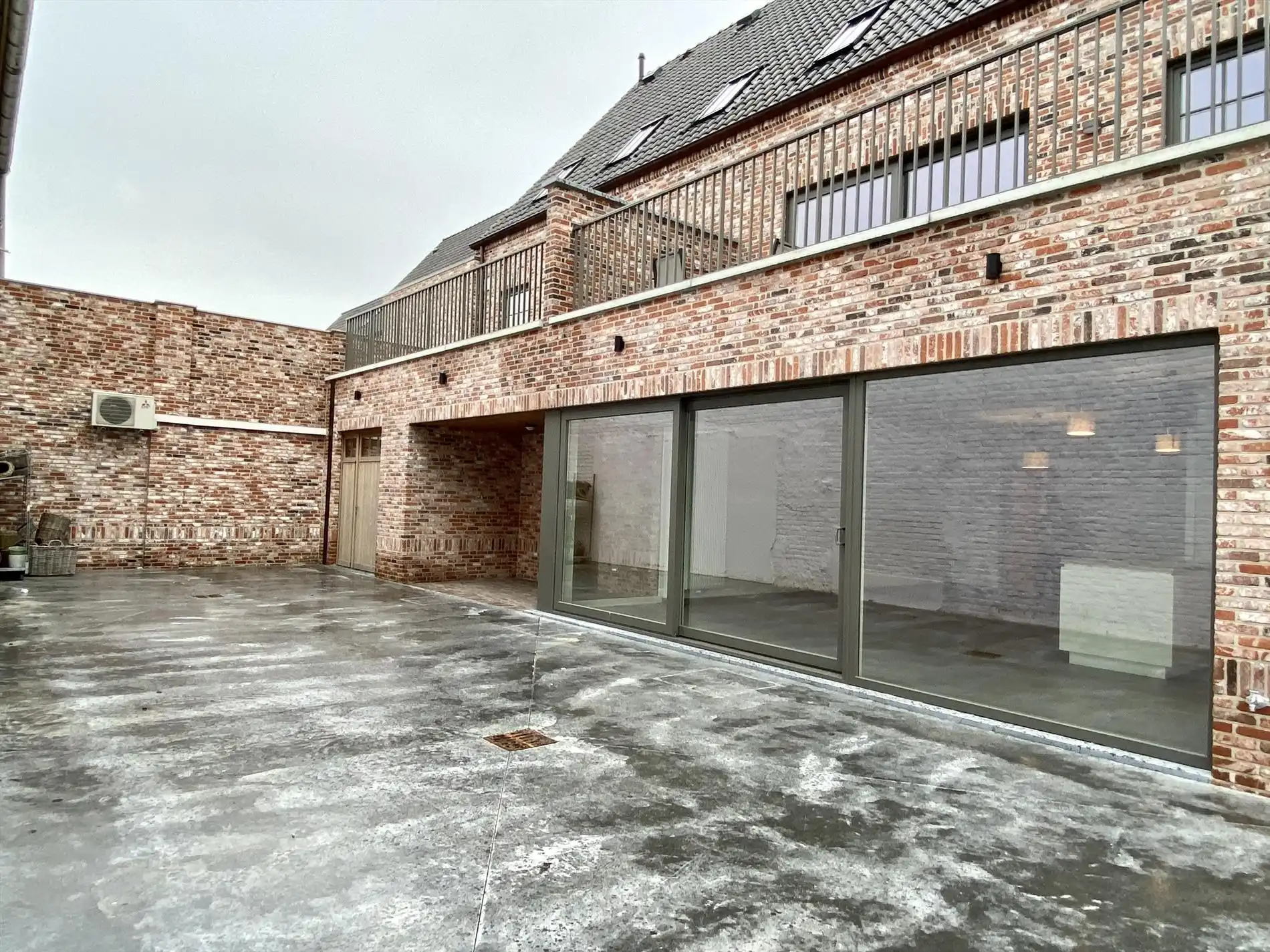 Luxueus en gelijkvloers wonen met drie kamers, groot terras,... foto {{pictureIndex}}