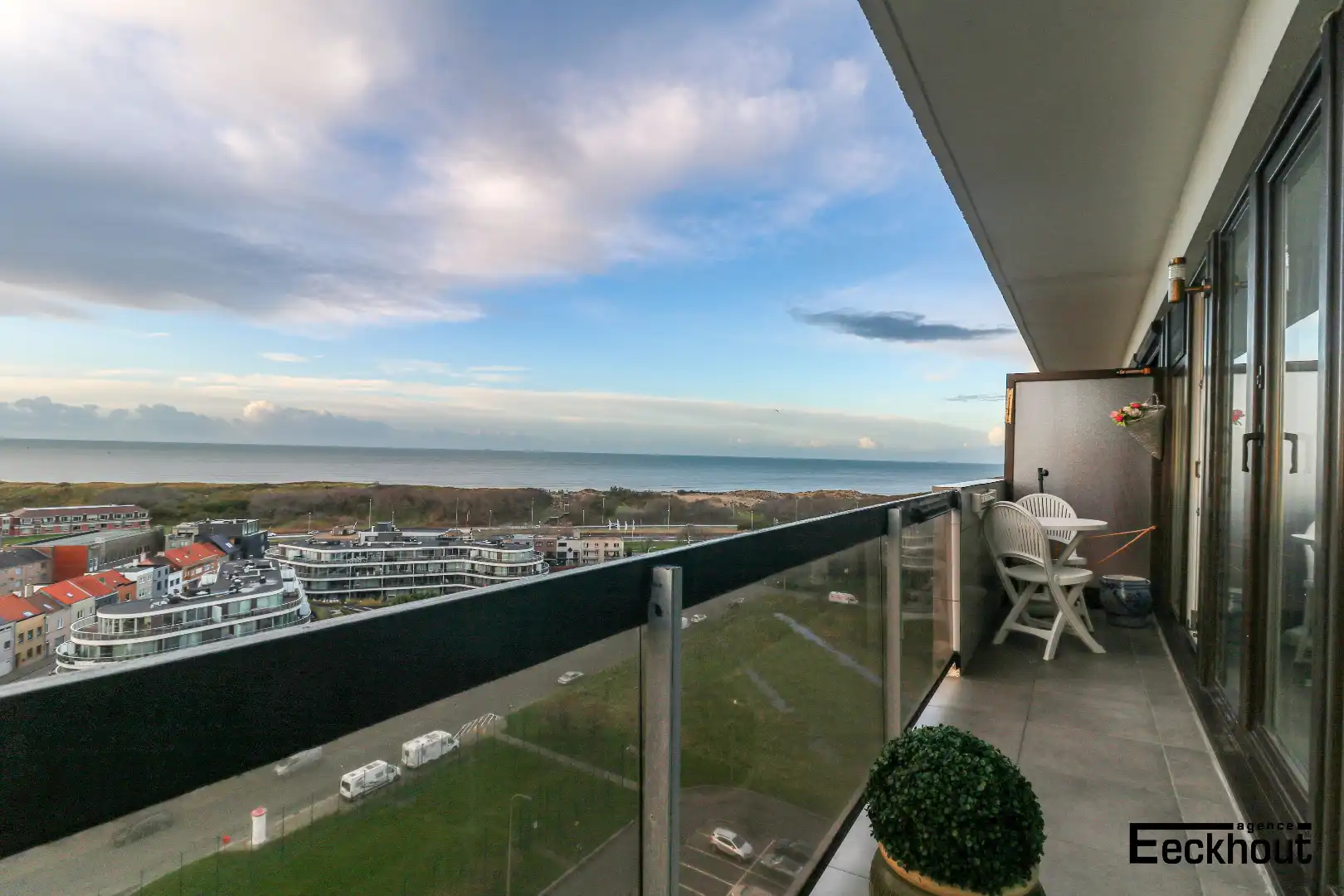 Ruim en lichtrijk 2 slaapkamer-appartement met prachtig open zicht te Bredene-Duinen! foto 7