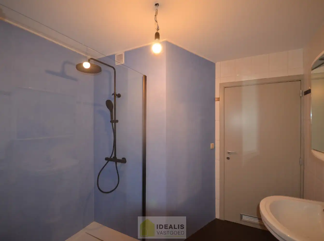 IDEALIS VASTGOED  - Ruim en aangenaam gerenoveerd appartement pal in het centrum van Berbroek (Herk-de-Stad)! Het appartement is gelegen middenin in het centrum, op wandelafstand van scholen, supermarkten, horeca en sportcentra. Het appartement biedt verder een fijne leefruimte met open keuken, 2 rustige slaapkamers, een prettige badkamer en een terras. Tevens kan men gemakkelijk parkeren in een afzonderlijke garagebox. foto 8