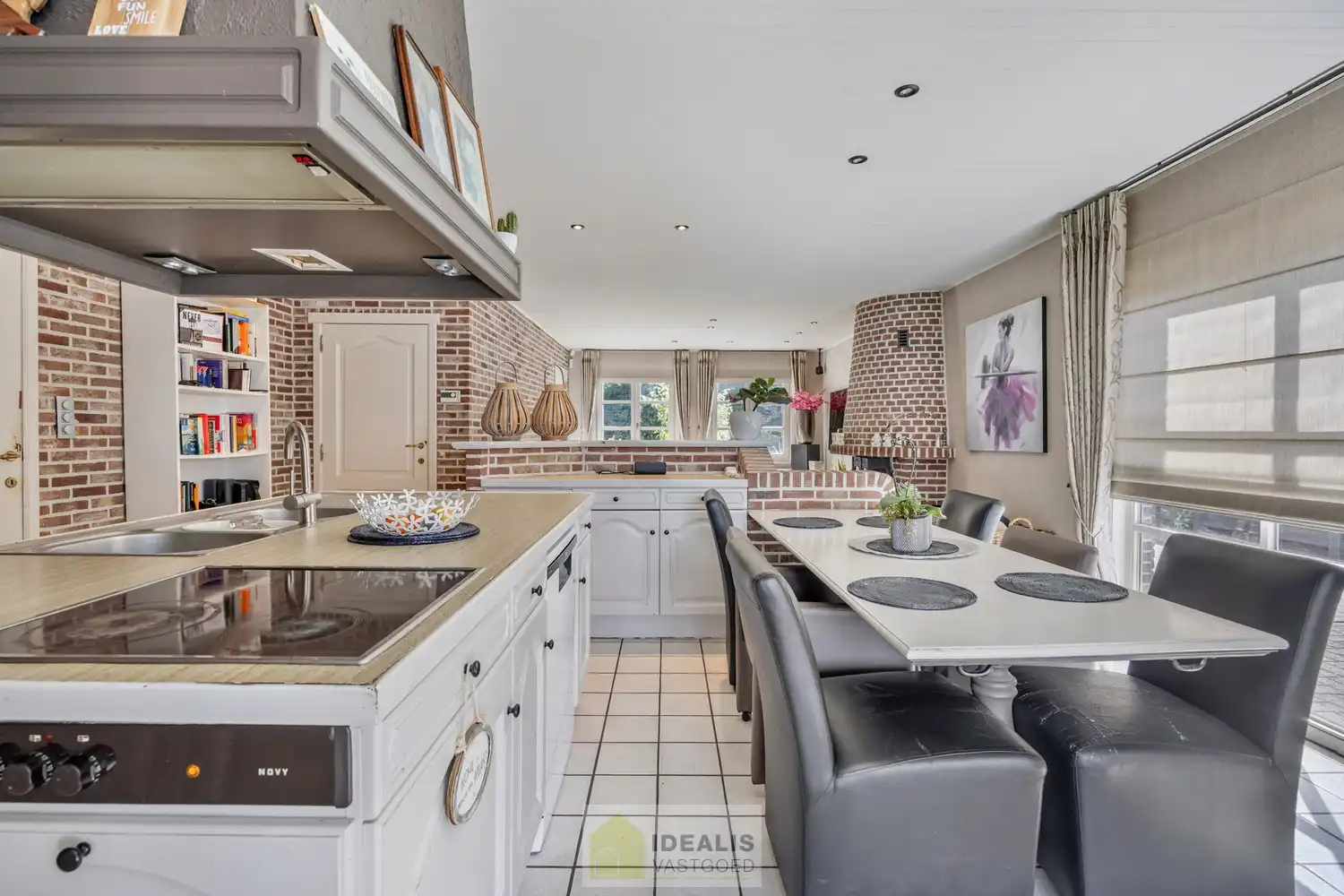 IDEALIS VASTGOED – INSTAPKLARE EENGEZINSWONING MET 4 SLAAPKAMERS EN EEN BEWOONBARE OPPERVLAKTE VAN +- 195M² OP EEN PERCEEL VAN +- 9A 20CA IN KLEINE-BROGEL (PEER). De woning is gelegen vlak bij de dorpskern van het gezellige kleine-Brogel en op enkele minuten verwijderd van de centra van Peer, Kaulille, Bocholt en Pelt. Ideaal voor zij die op zoek zijn naar een ruime instapklare woning met 4 slaapkamers!! foto 12