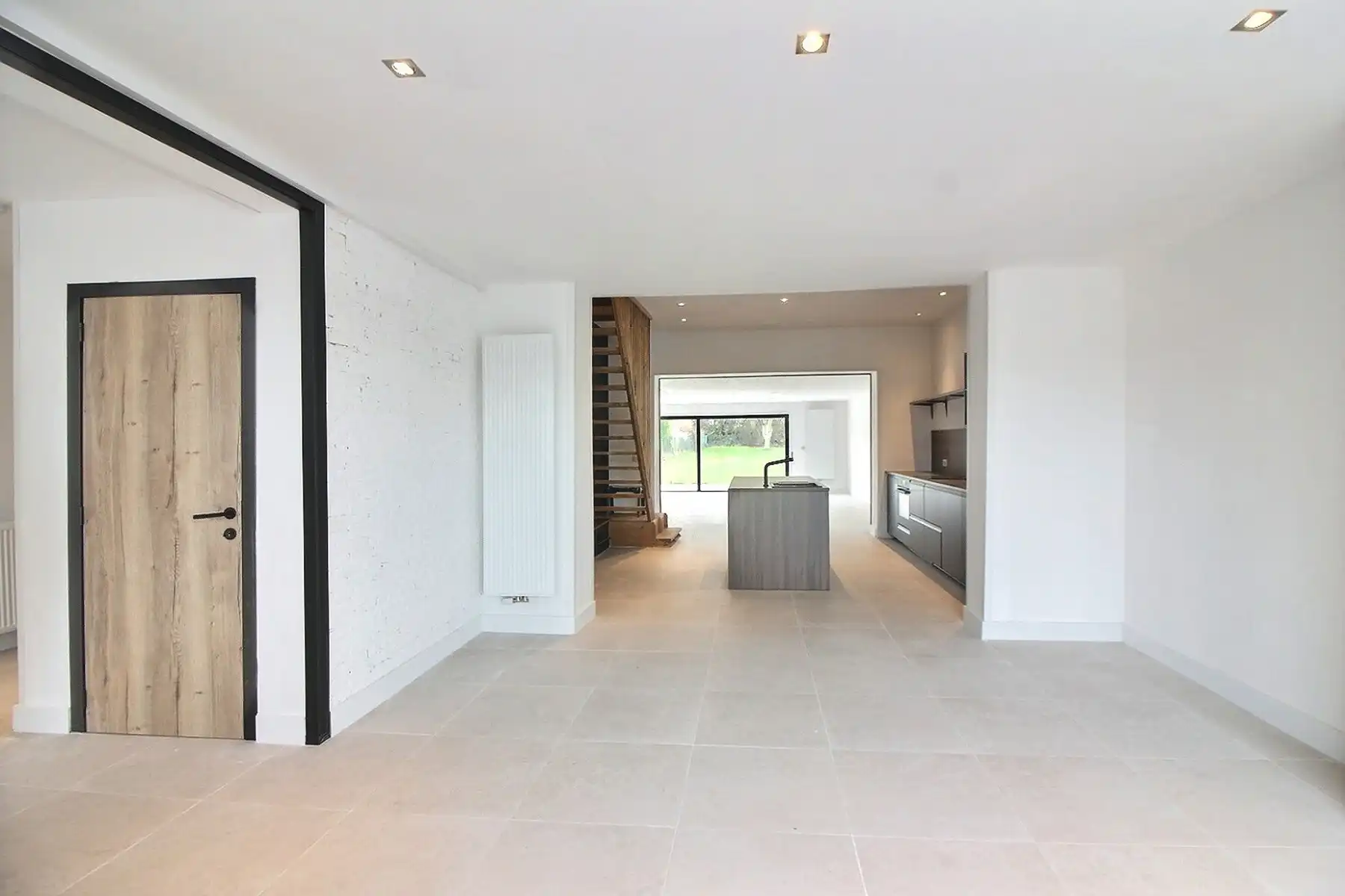 Riante woning met 4 kamers en grote tuin foto 8