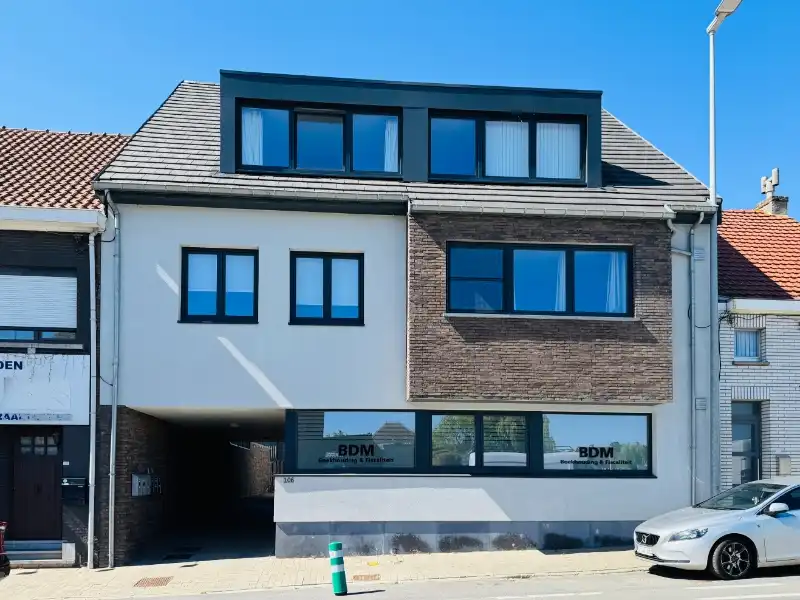 Recent appartement op de eerste verdieping met 1 slaapkamer, terras en garage foto {{pictureIndex}}