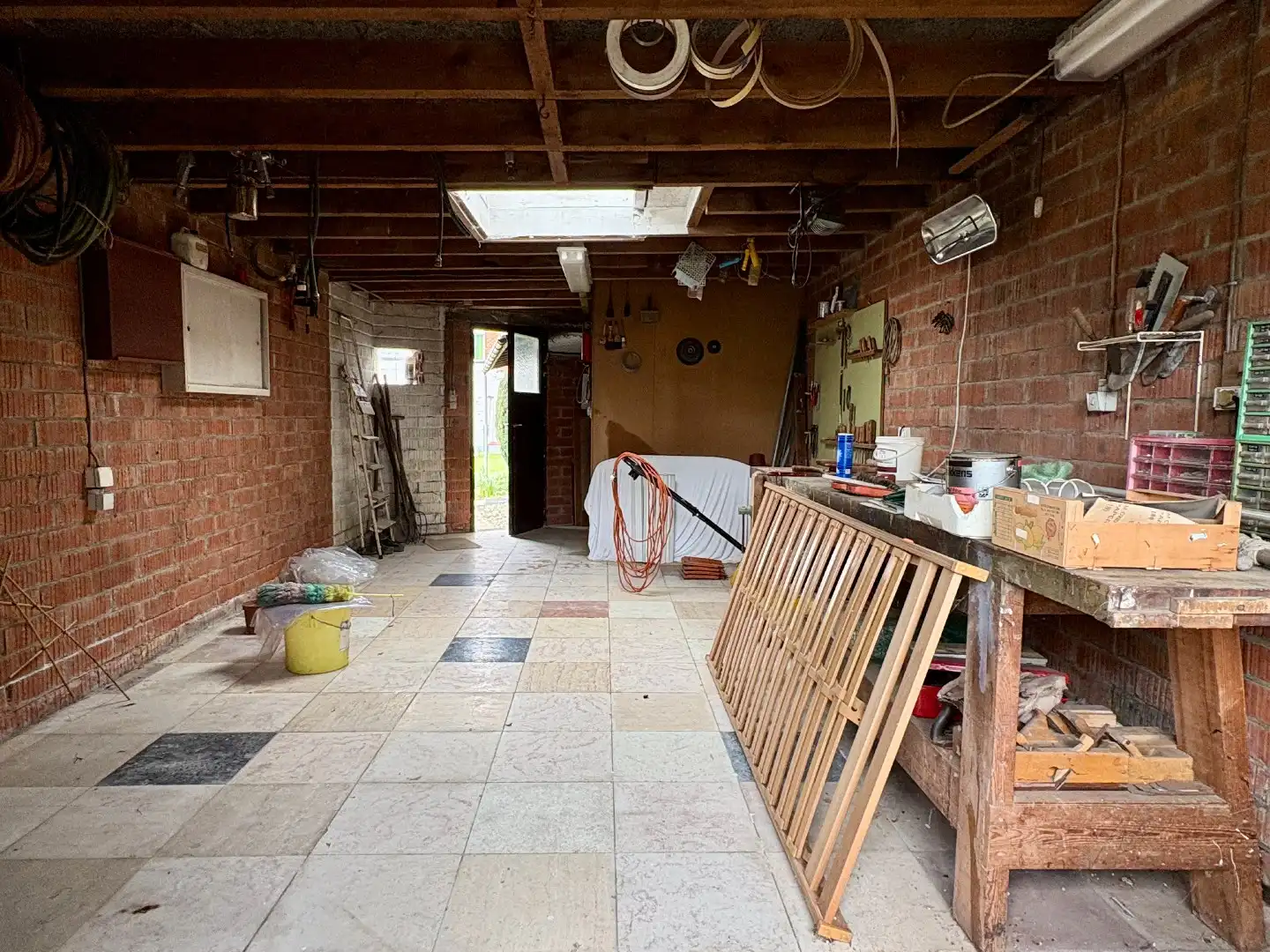 Woning met betonstructuur voorzien van garage, tuin en 3 slks te Kuurne. foto 14