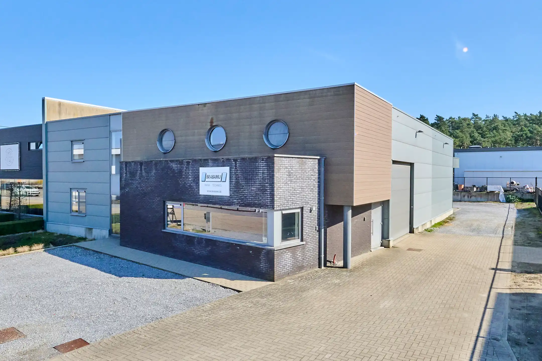 MULTIFUNCTIONEEL BEDRIJFSGEBOUW MET APPARTEMENT EN BUITENTERREIN foto 2