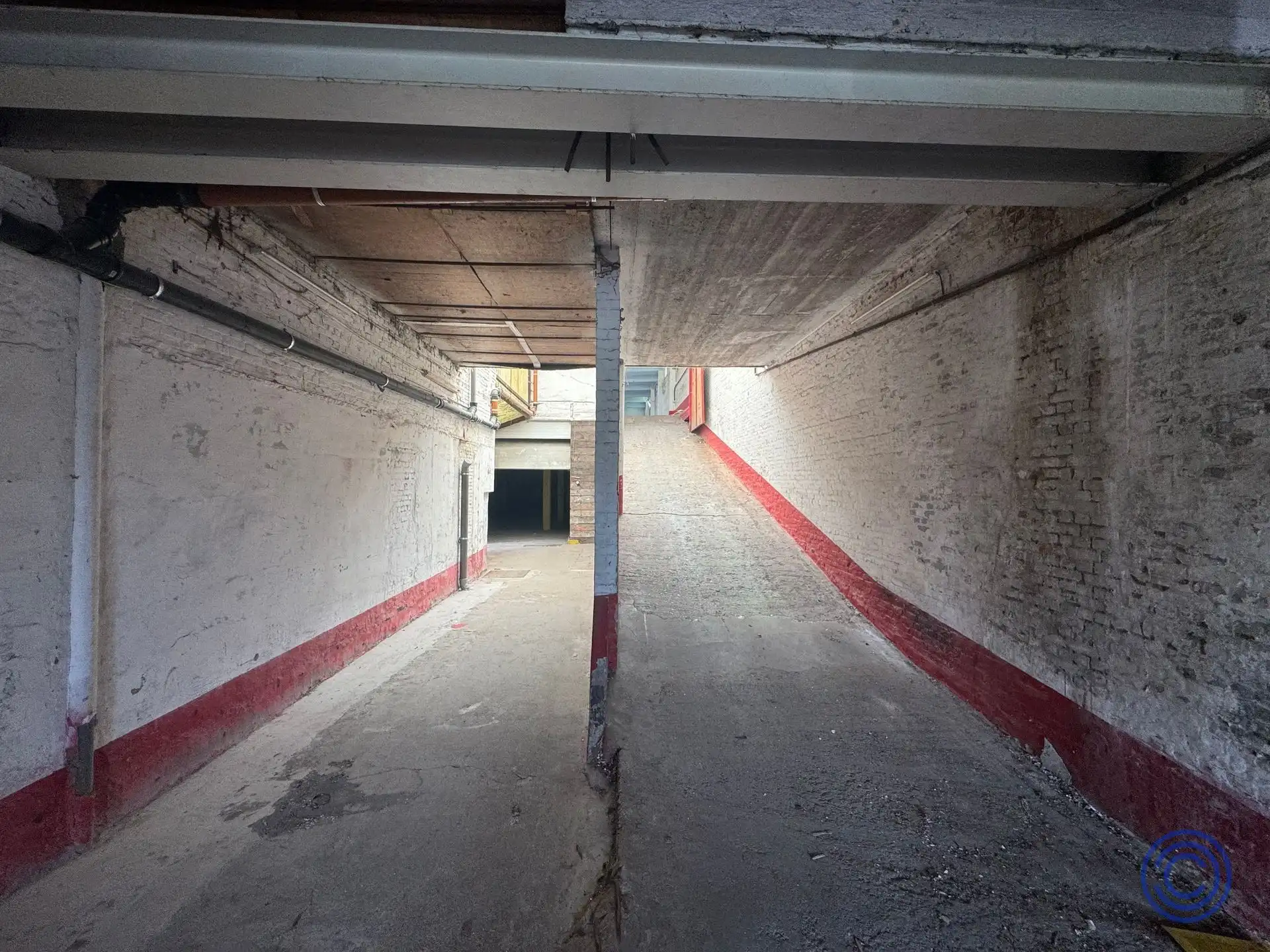 Ruim en veelzijdig magazijn van ca. 800 m² te huur op een centrale en vlot bereikbare locatie in Antwerpen. foto 7