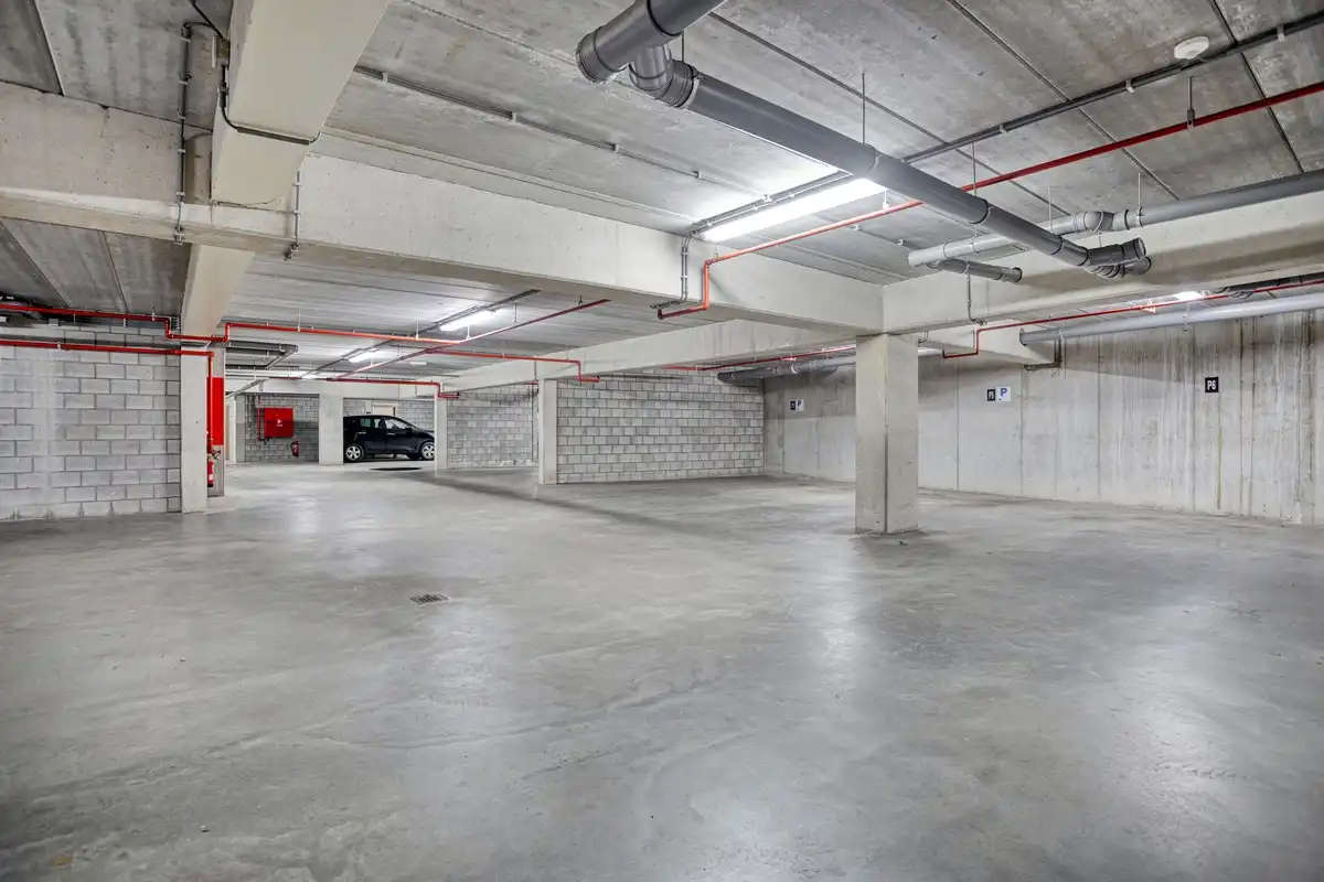 Casco kantoor-/handelsruimte van 724 m² met 7 parkings en kelderbergingen in het centrum. foto 6