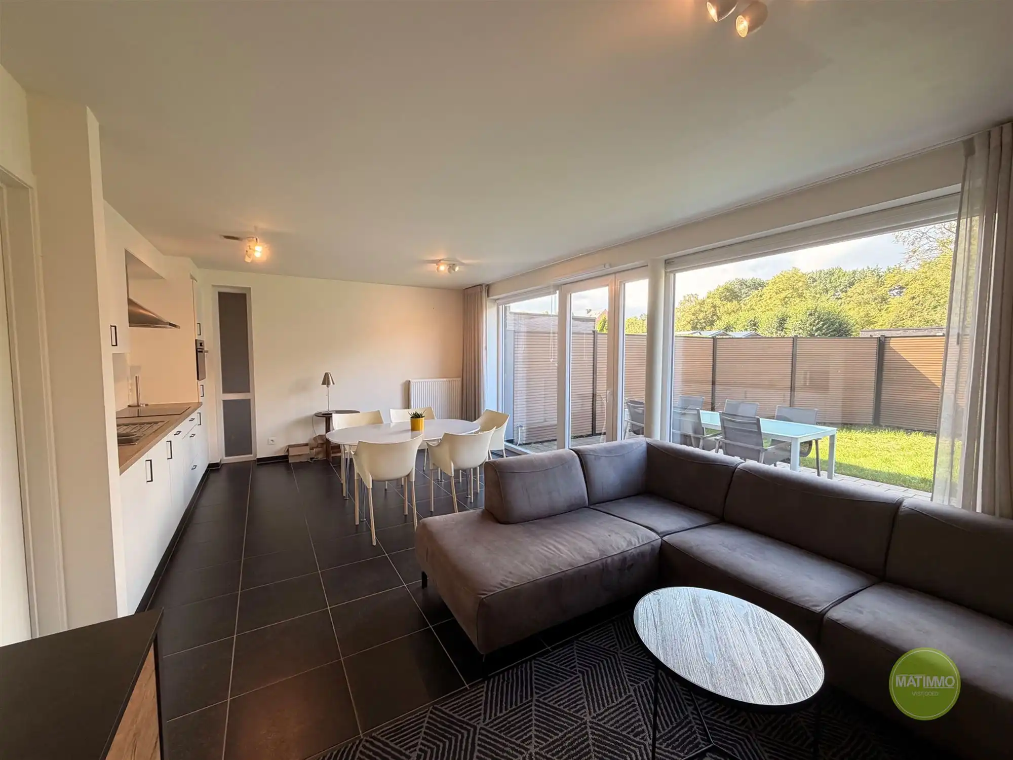 GELIJKVLOERS APPARTEMENT MET PRIVÉTUIN EN CARPORT IN MOL foto 4
