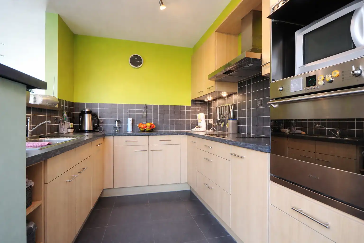 Recente woning met 3 grote slaapkamers, mooie tuin en mogelijkheid tot aankoop carport.  foto 3