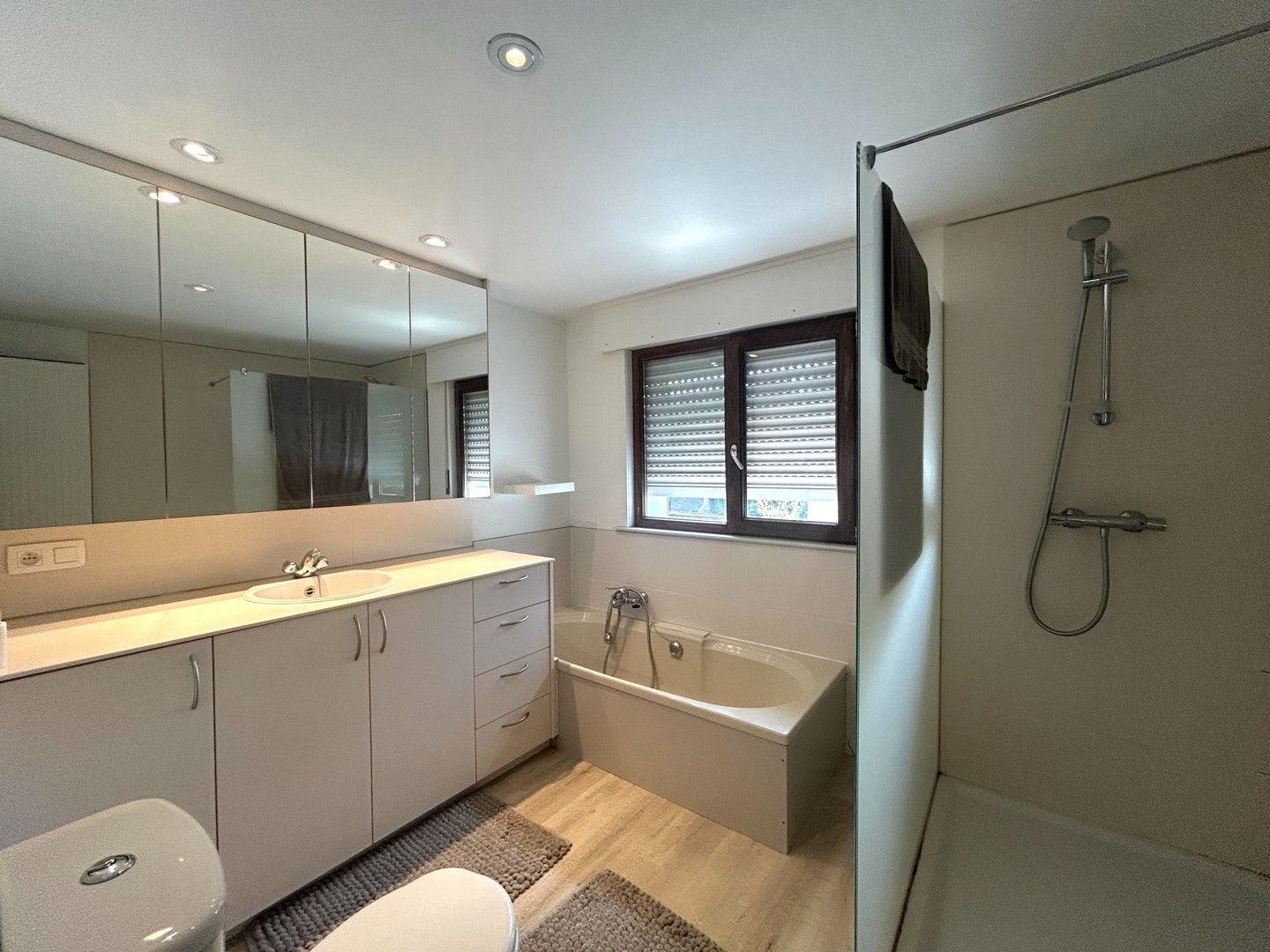 Instapklare woning met commerciële ruimte, tuin & garage te centrum Tielt! foto 10