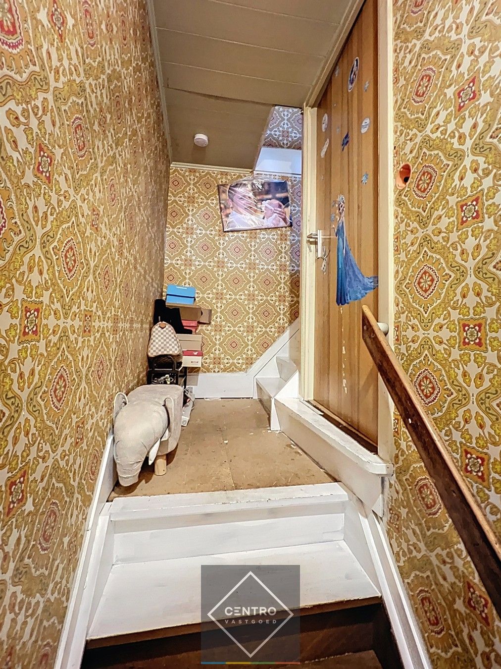 Voor de snelle beslisser! Leuke, BETAALBARE,  verder af te werken STARTERS-woning in het centrum van HEULE. foto 13