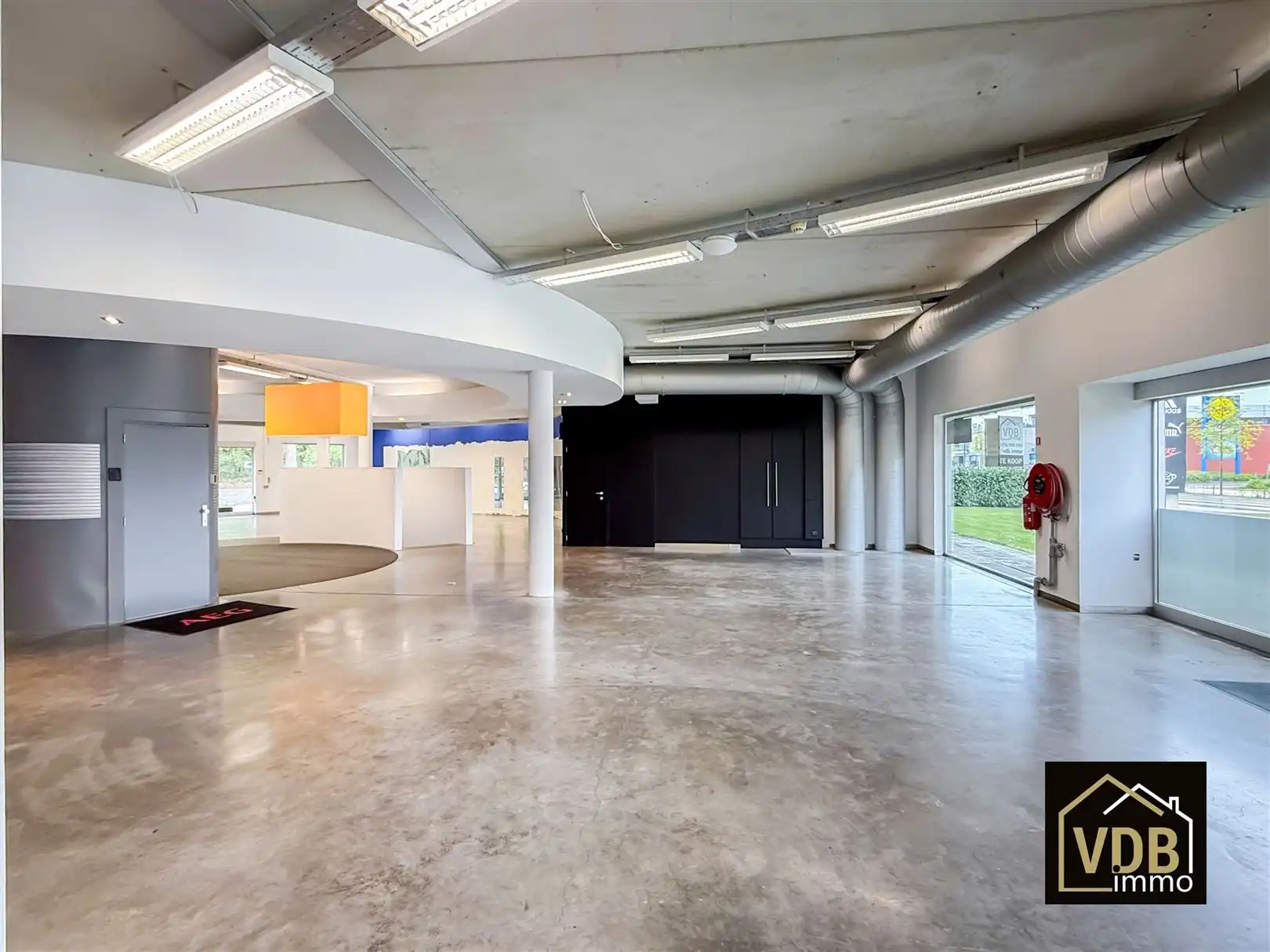 COMMERCIEEL PAND MET PENTHOUSE OP TOP LOCATIE foto 46