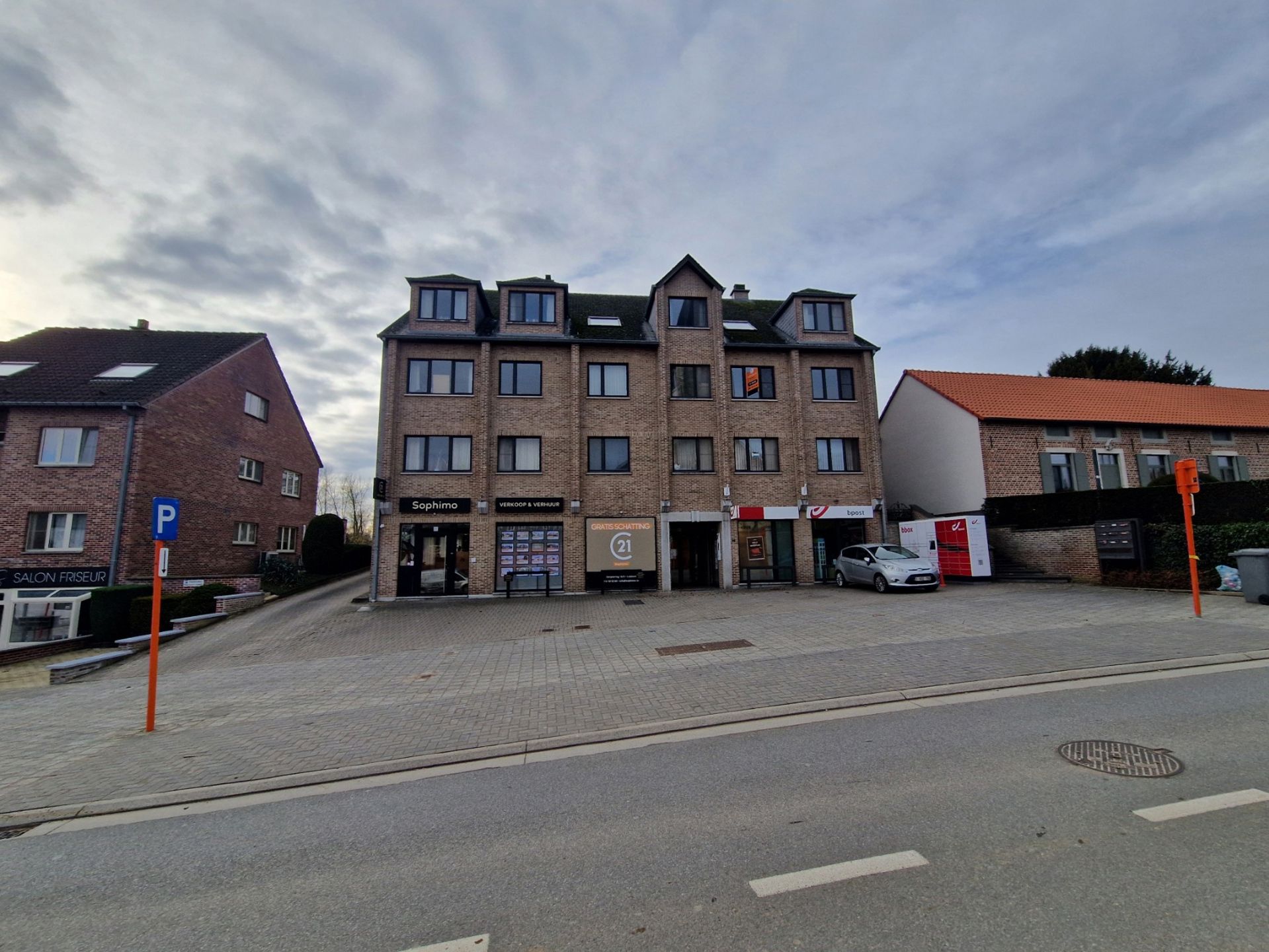 Instapklaar appartement met 2 slaapkamers, berging & parking foto {{pictureIndex}}