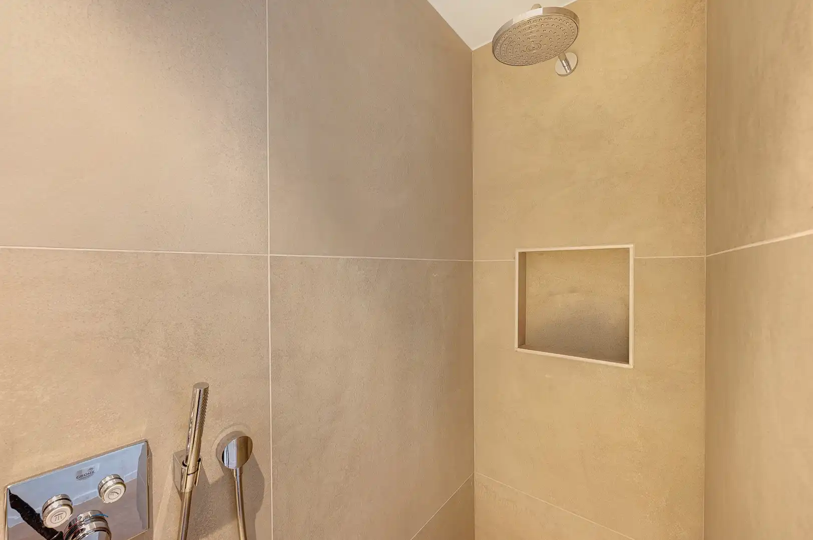 Luxueus gerenoveerd 3-slaapkamerappartement nabij zee. foto 26