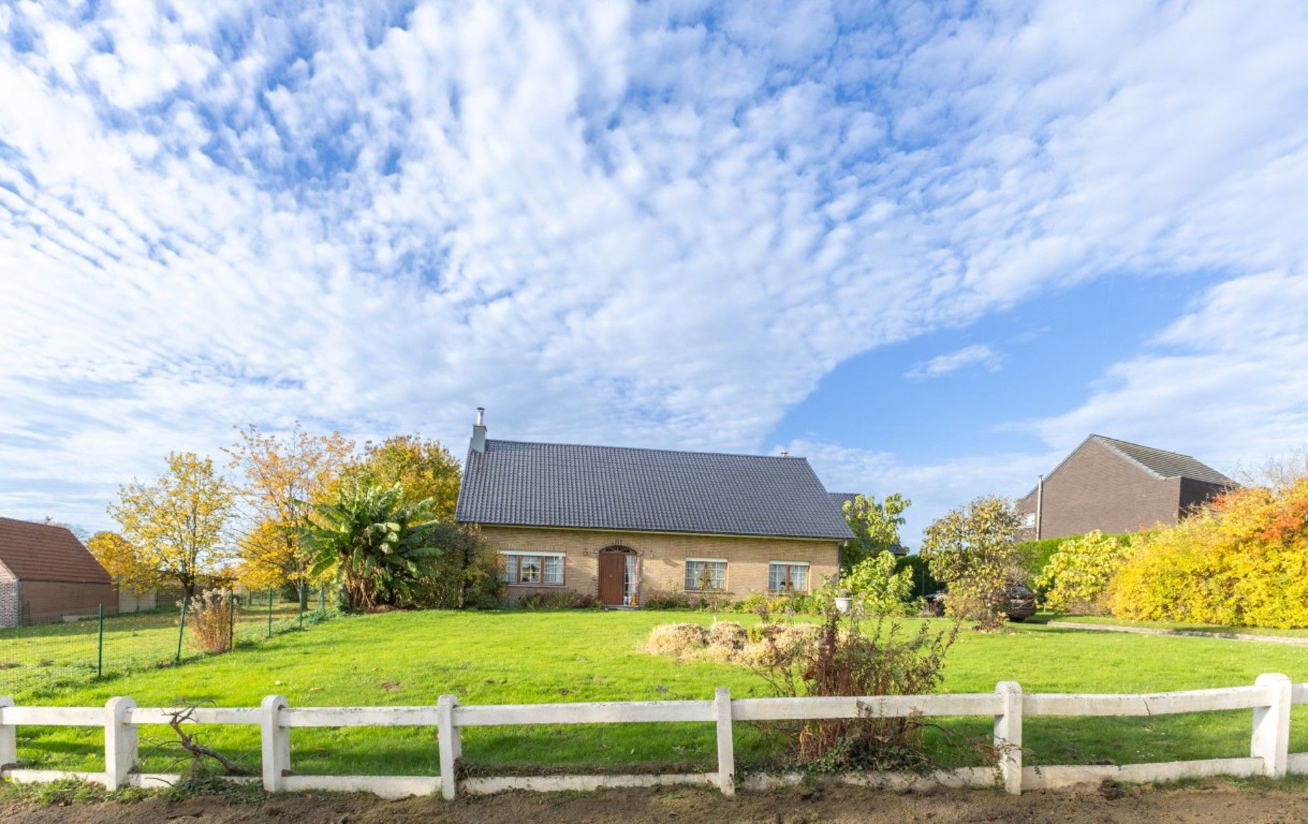 Ruime, rustig gelegen villa foto {{pictureIndex}}