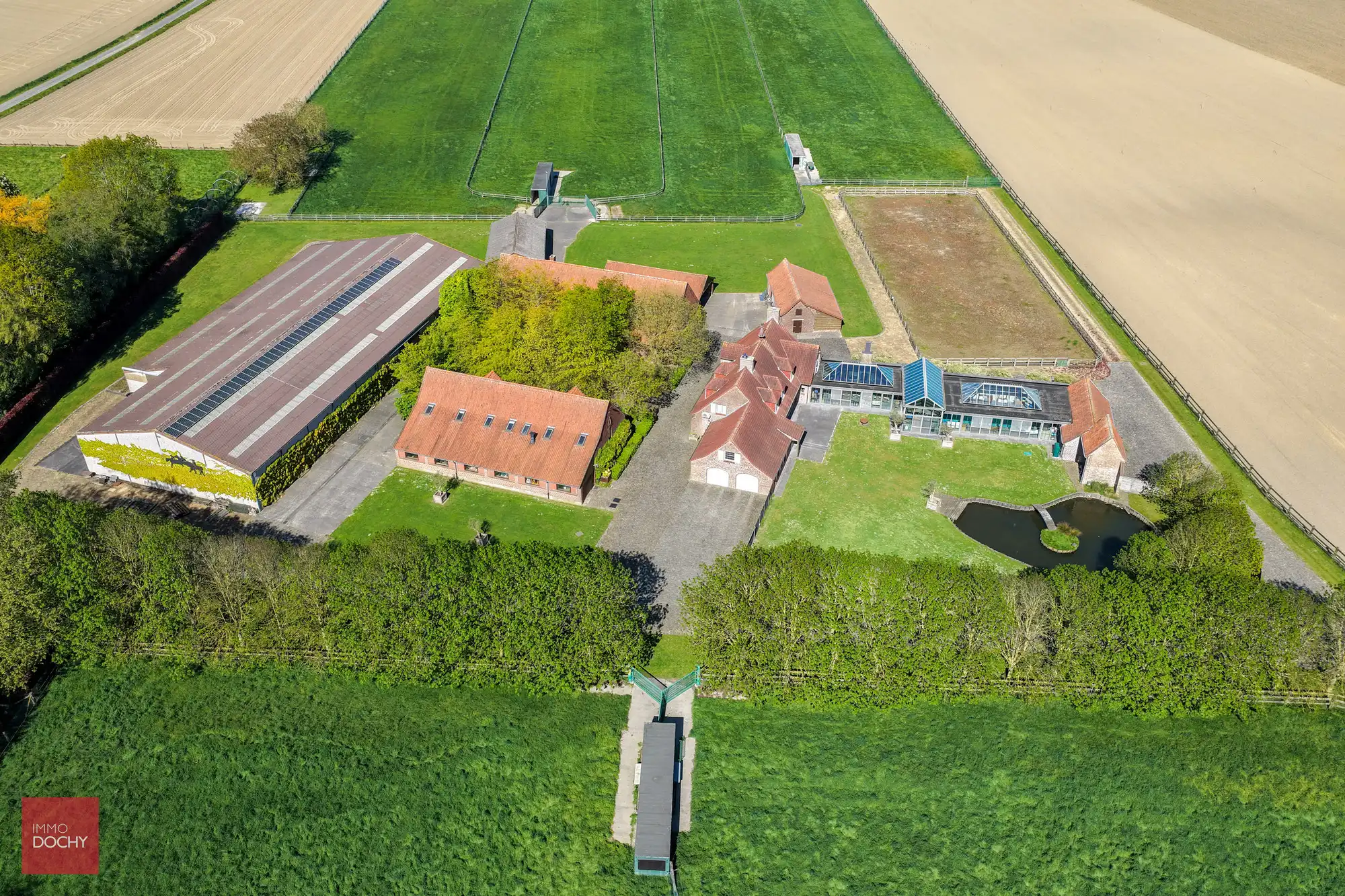 Vierkantshoeve met paardenaccommodatie op ca. 5,3ha foto {{pictureIndex}}