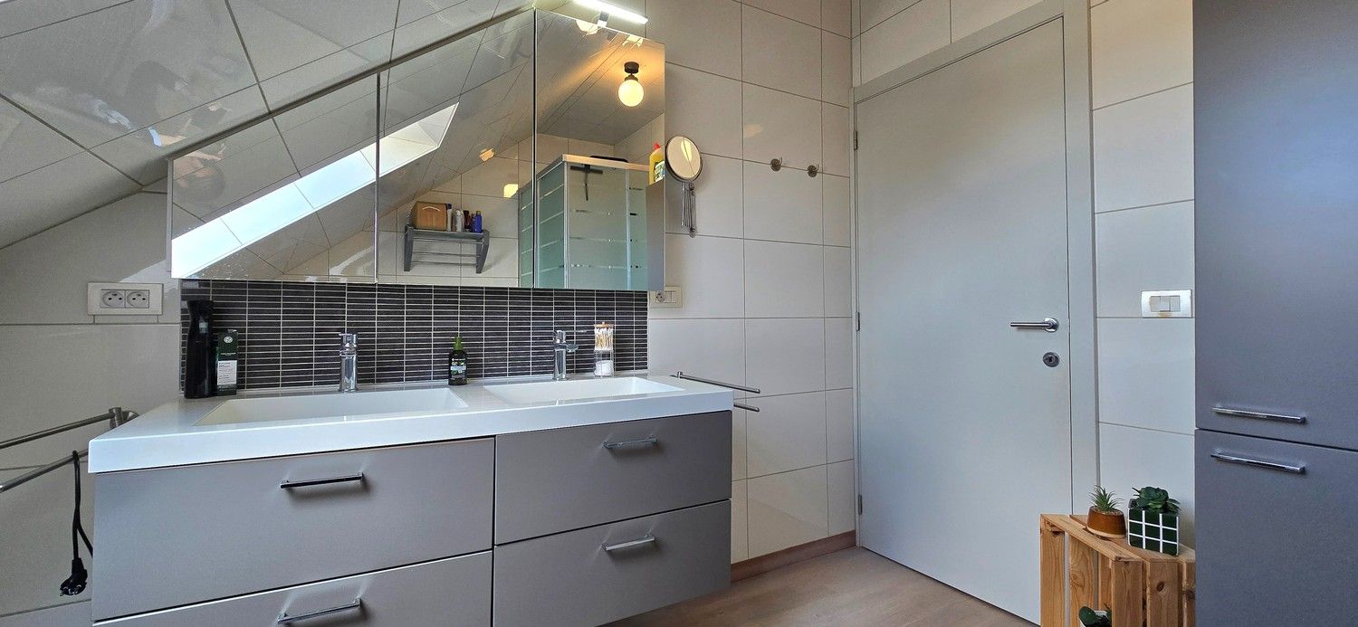 TE KOOP: Instapklaar appartement met 3 slaapkamers, dubbele garage en 2 terrassen foto 11