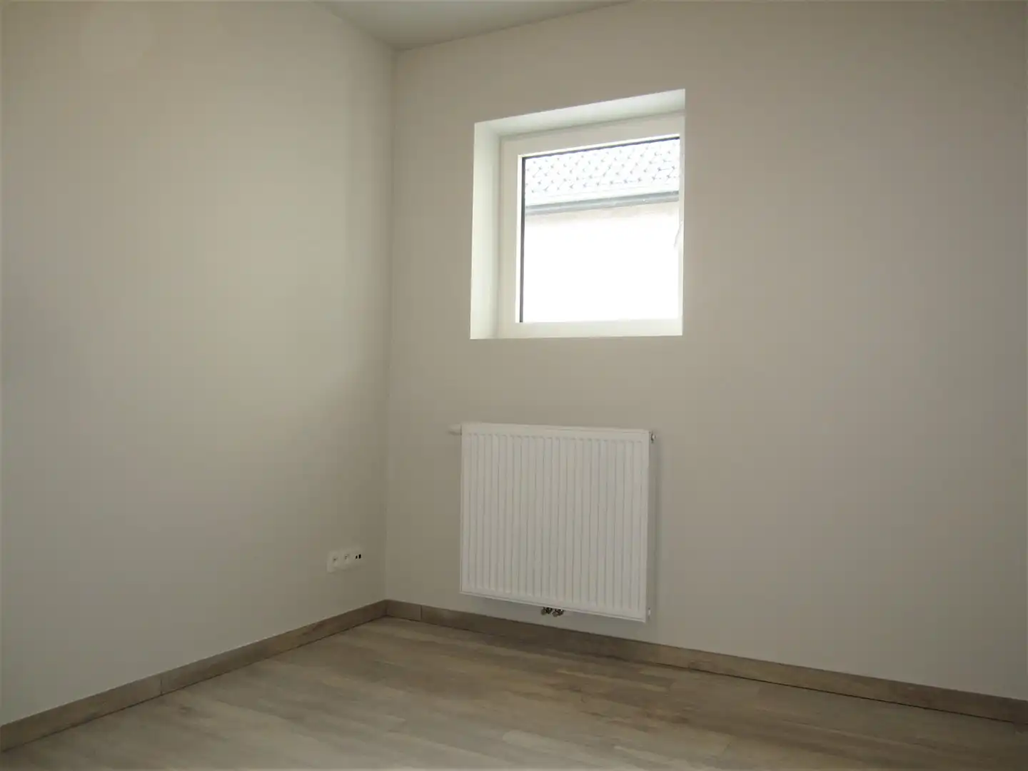 Prachtig nieuwbouw gelijkvloers appartement van 120m² met zuidgericht terras v 54m², tuin, 6 zonnepanelen en twee staanplaatsen. Toegankelijk met rolstoel. Aanrader! foto 17